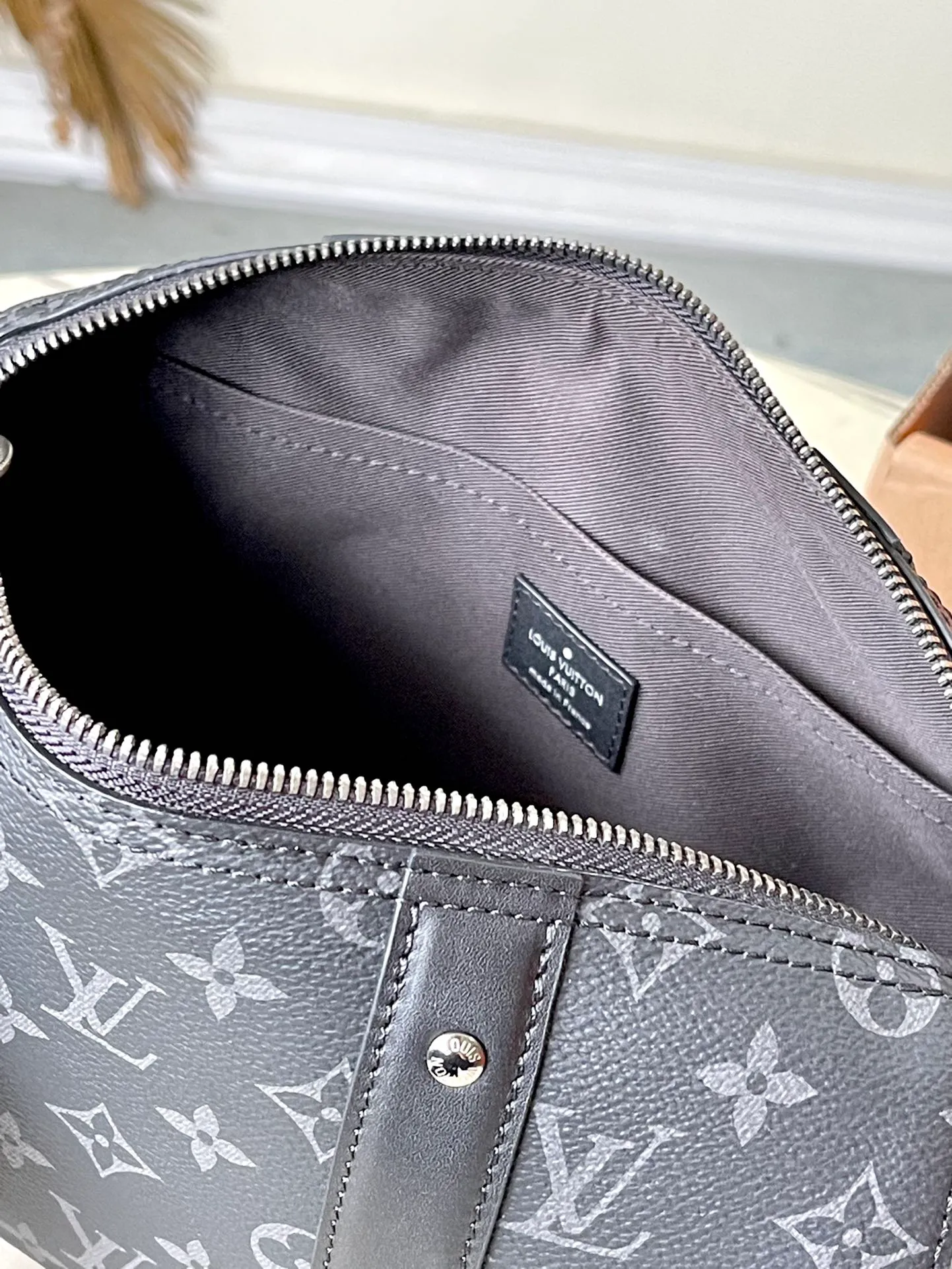 💰860 The top original order M45936 supports counter inspection. The photo taken of duty-free goods is consistent with the product and has not been unpacked. This product is an exclusive duty-free product in the market and is the highest-end product. Inspection is supported. This product has passed strict inspection and is flawless. Please wear gloves when touching the product. This product is not returnable or exchangeable. Please confirm the product first and then remove the label on the handle. This product is temporarily not open to the public, only regular customers, and is in short supply. Dimensions: 27 x 17 x 13 cm