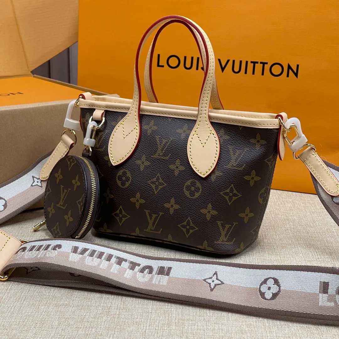 [Upgraded version] P520¥🐶Upgraded version. Comes with full packaging❣️M46705🐶This Neverfull BB handbag combines classic design with iconic details. Made of Monogram canvas, lined with colorful fabrics and trimmed with cow leather, it is spacious but not bulky. Tighten the sides for a trendy look, and stretch them for a casual look. Features a slim, comfortable handle for shoulder or elbow carry. Detachable bag can be used as a clutch or pocket. Size: 24x14x9cm