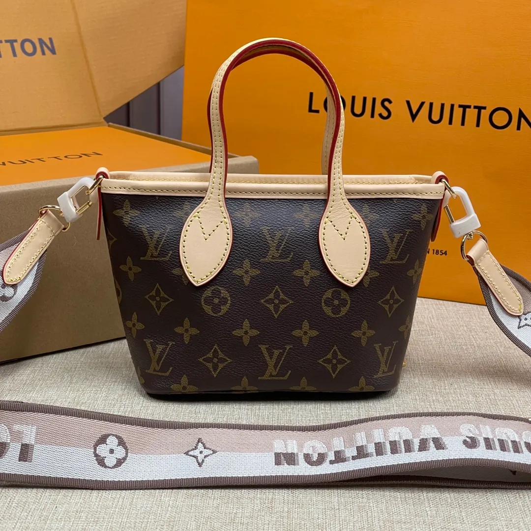 [Upgraded version] P520¥🐶Upgraded version. Comes with full packaging❣️M46705🐶This Neverfull BB handbag combines classic design with iconic details. Made of Monogram canvas, lined with colorful fabrics and trimmed with cow leather, it is spacious but not bulky. Tighten the sides for a trendy look, and stretch them for a casual look. Features a slim, comfortable handle for shoulder or elbow carry. Detachable bag can be used as a clutch or pocket. Size: 24x14x9cm
