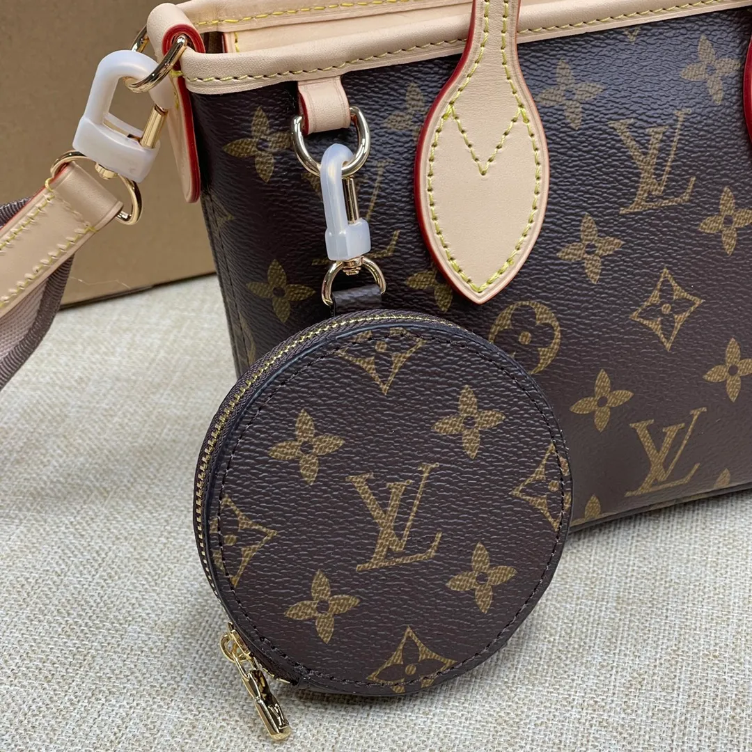 [Upgraded version] P520¥🐶Upgraded version. Comes with full packaging❣️M46705🐶This Neverfull BB handbag combines classic design with iconic details. Made of Monogram canvas, lined with colorful fabrics and trimmed with cow leather, it is spacious but not bulky. Tighten the sides for a trendy look, and stretch them for a casual look. Features a slim, comfortable handle for shoulder or elbow carry. Detachable bag can be used as a clutch or pocket. Size: 24x14x9cm