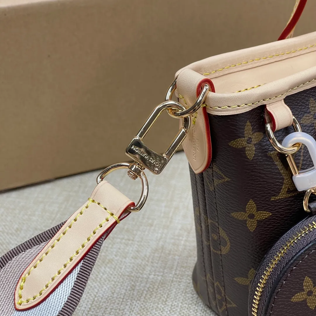 [Upgraded version] P520¥🐶Upgraded version. Comes with full packaging❣️M46705🐶This Neverfull BB handbag combines classic design with iconic details. Made of Monogram canvas, lined with colorful fabrics and trimmed with cow leather, it is spacious but not bulky. Tighten the sides for a trendy look, and stretch them for a casual look. Features a slim, comfortable handle for shoulder or elbow carry. Detachable bag can be used as a clutch or pocket. Size: 24x14x9cm