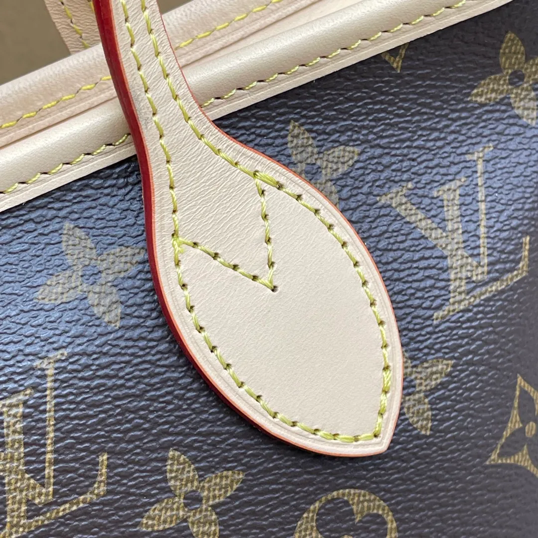 [Upgraded version] P520¥🐶Upgraded version. Comes with full packaging❣️M46705🐶This Neverfull BB handbag combines classic design with iconic details. Made of Monogram canvas, lined with colorful fabrics and trimmed with cow leather, it is spacious but not bulky. Tighten the sides for a trendy look, and stretch them for a casual look. Features a slim, comfortable handle for shoulder or elbow carry. Detachable bag can be used as a clutch or pocket. Size: 24x14x9cm