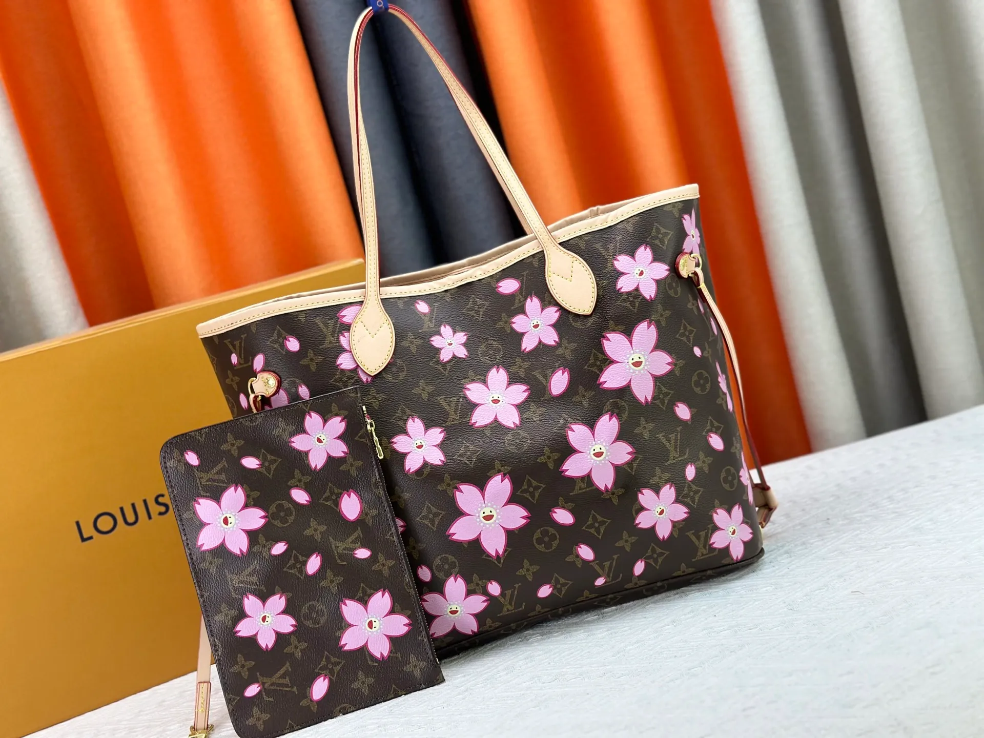 P260 Upgraded Original M40995 M17088 Murakami Takashi Old Flower Sakura🌸The legendary Neverfull medium handbag: always able to meet your various needs for handbags. It has a large capacity but is not bulky. It is stiff and soft to the touch, making it suitable for home and travel. Tighten the side ties and it instantly transforms into a stylish urban handbag. Loosen the straps and it transforms into a chic and practical handbag. The slender leather handle can be carried over the shoulder or between the arms. The model shown here is made of Damier Azur canvas. Size: 31x28x14cm