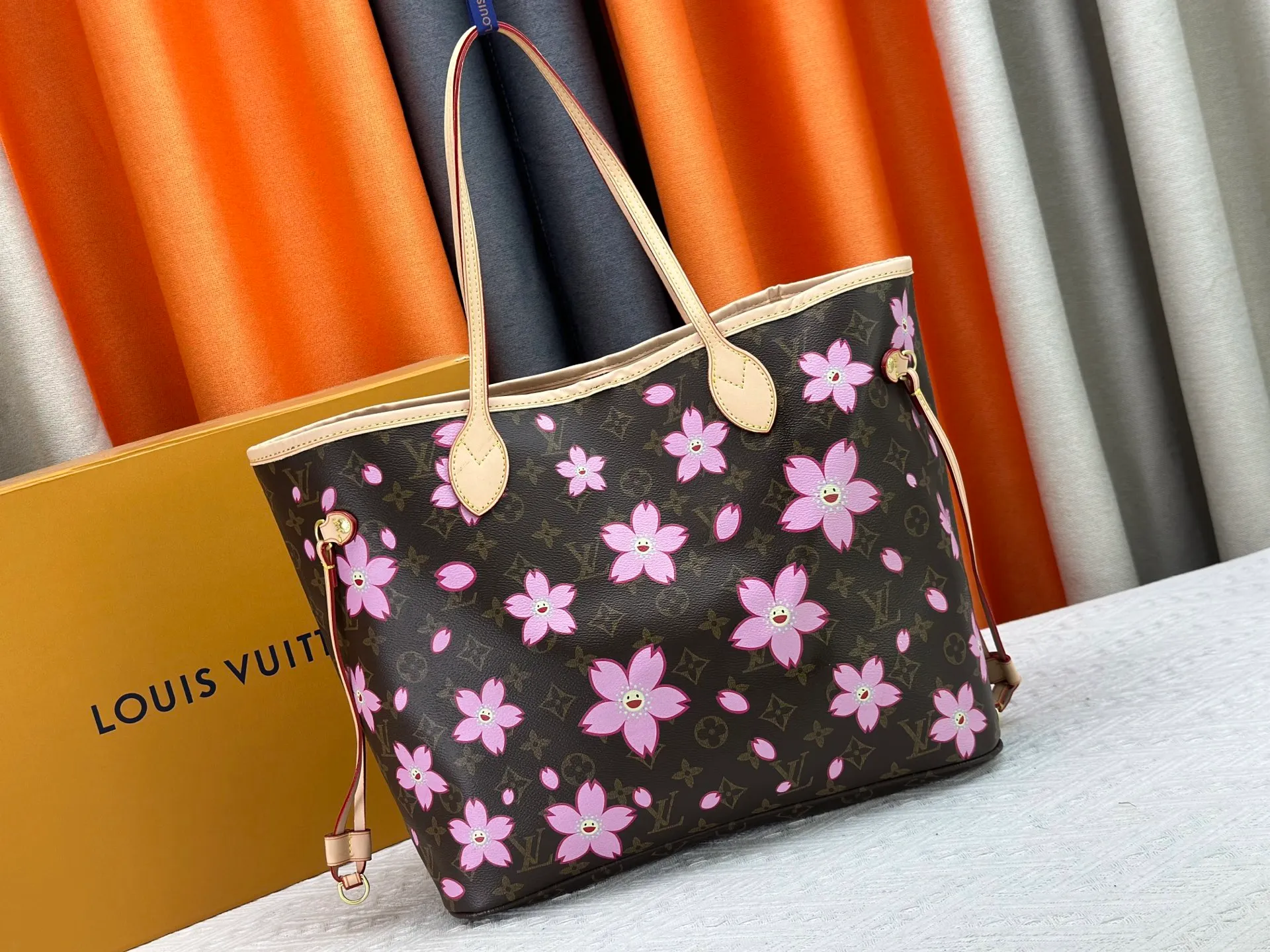 P260 Upgraded Original M40995 M17088 Murakami Takashi Old Flower Sakura🌸The legendary Neverfull medium handbag: always able to meet your various needs for handbags. It has a large capacity but is not bulky. It is stiff and soft to the touch, making it suitable for home and travel. Tighten the side ties and it instantly transforms into a stylish urban handbag. Loosen the straps and it transforms into a chic and practical handbag. The slender leather handle can be carried over the shoulder or between the arms. The model shown here is made of Damier Azur canvas. Size: 31x28x14cm