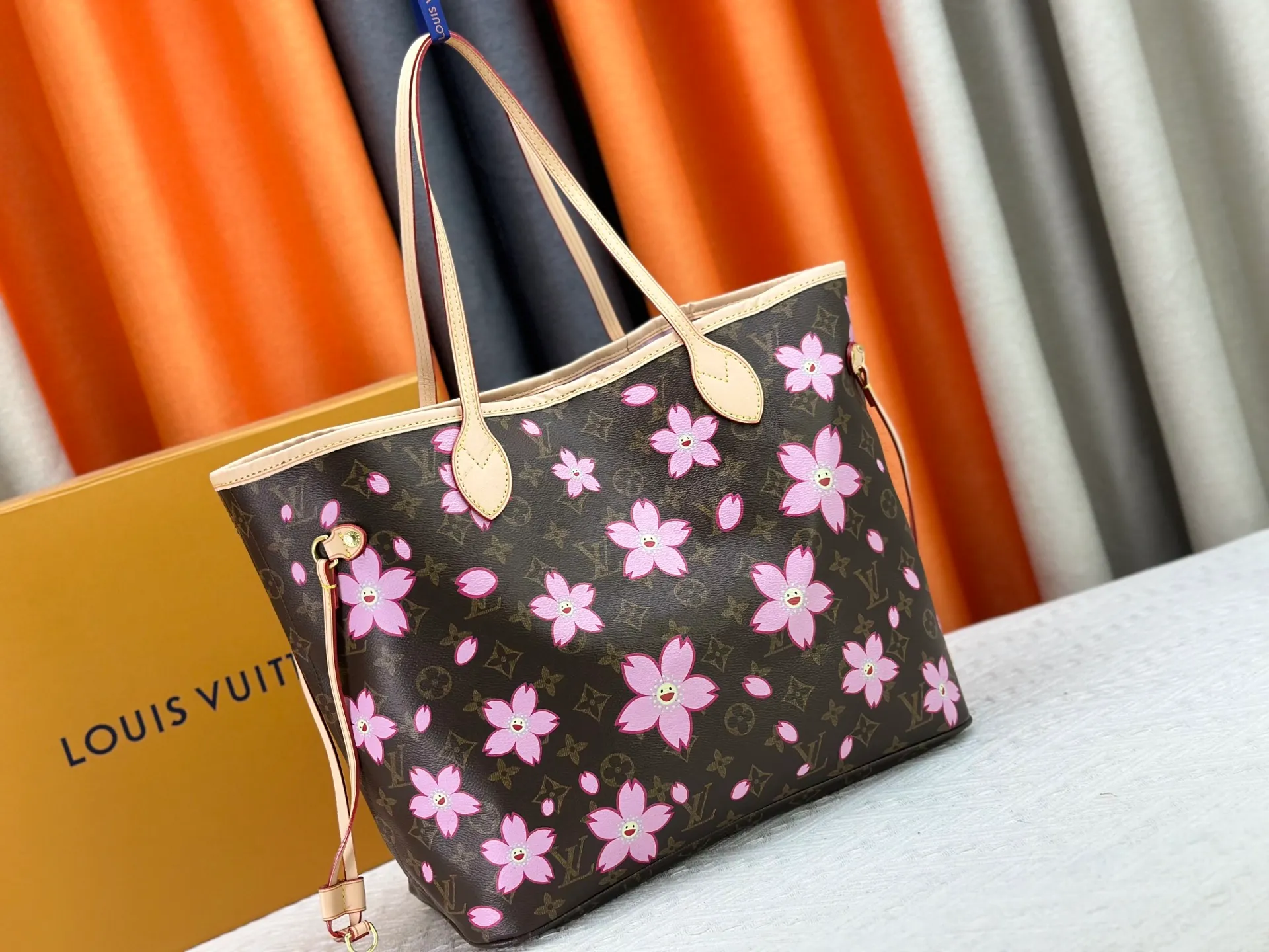 P260 Upgraded Original M40995 M17088 Murakami Takashi Old Flower Sakura🌸The legendary Neverfull medium handbag: always able to meet your various needs for handbags. It has a large capacity but is not bulky. It is stiff and soft to the touch, making it suitable for home and travel. Tighten the side ties and it instantly transforms into a stylish urban handbag. Loosen the straps and it transforms into a chic and practical handbag. The slender leather handle can be carried over the shoulder or between the arms. The model shown here is made of Damier Azur canvas. Size: 31x28x14cm