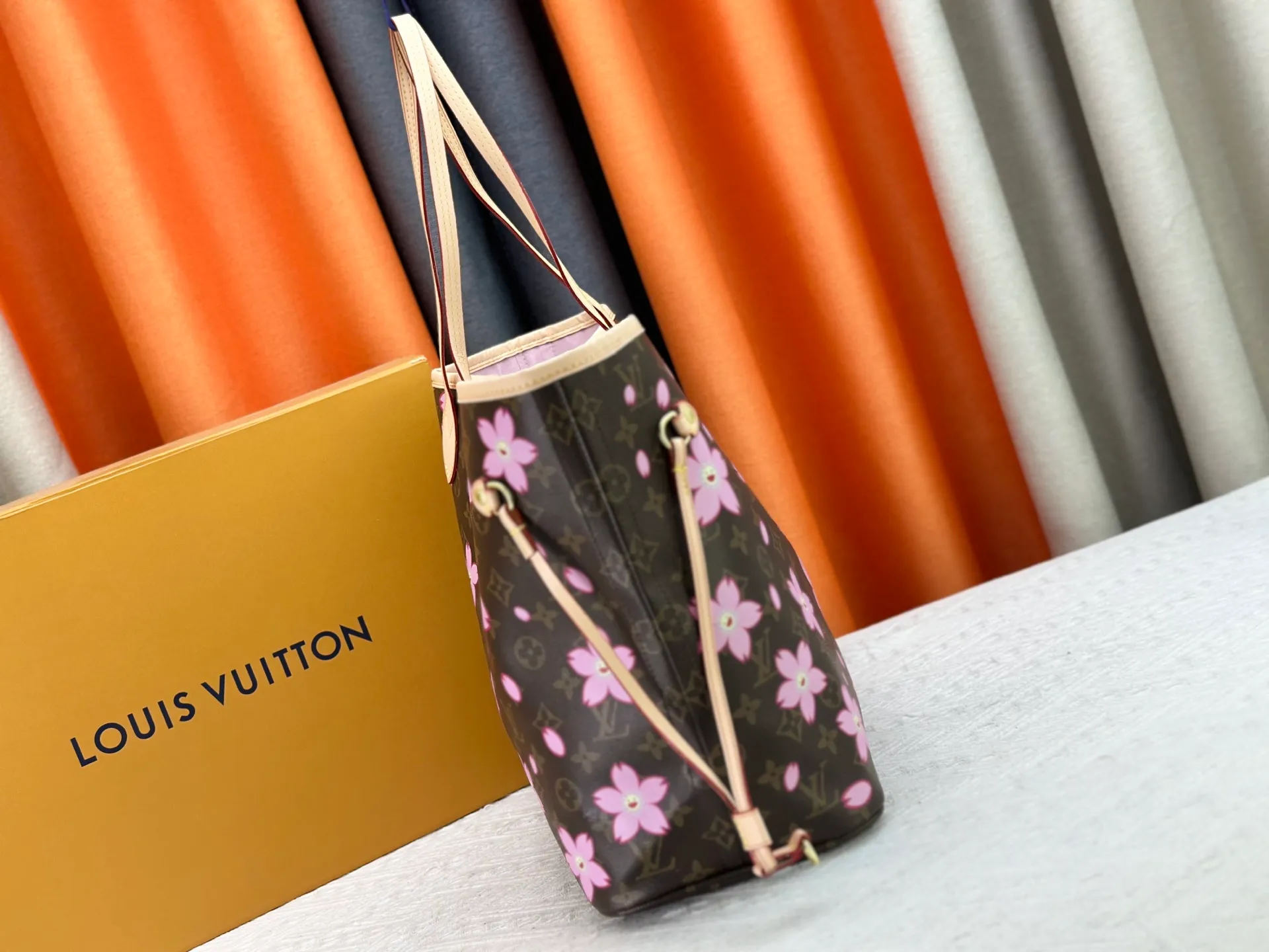 P260 Upgraded Original M40995 M17088 Murakami Takashi Old Flower Sakura🌸The legendary Neverfull medium handbag: always able to meet your various needs for handbags. It has a large capacity but is not bulky. It is stiff and soft to the touch, making it suitable for home and travel. Tighten the side ties and it instantly transforms into a stylish urban handbag. Loosen the straps and it transforms into a chic and practical handbag. The slender leather handle can be carried over the shoulder or between the arms. The model shown here is made of Damier Azur canvas. Size: 31x28x14cm
