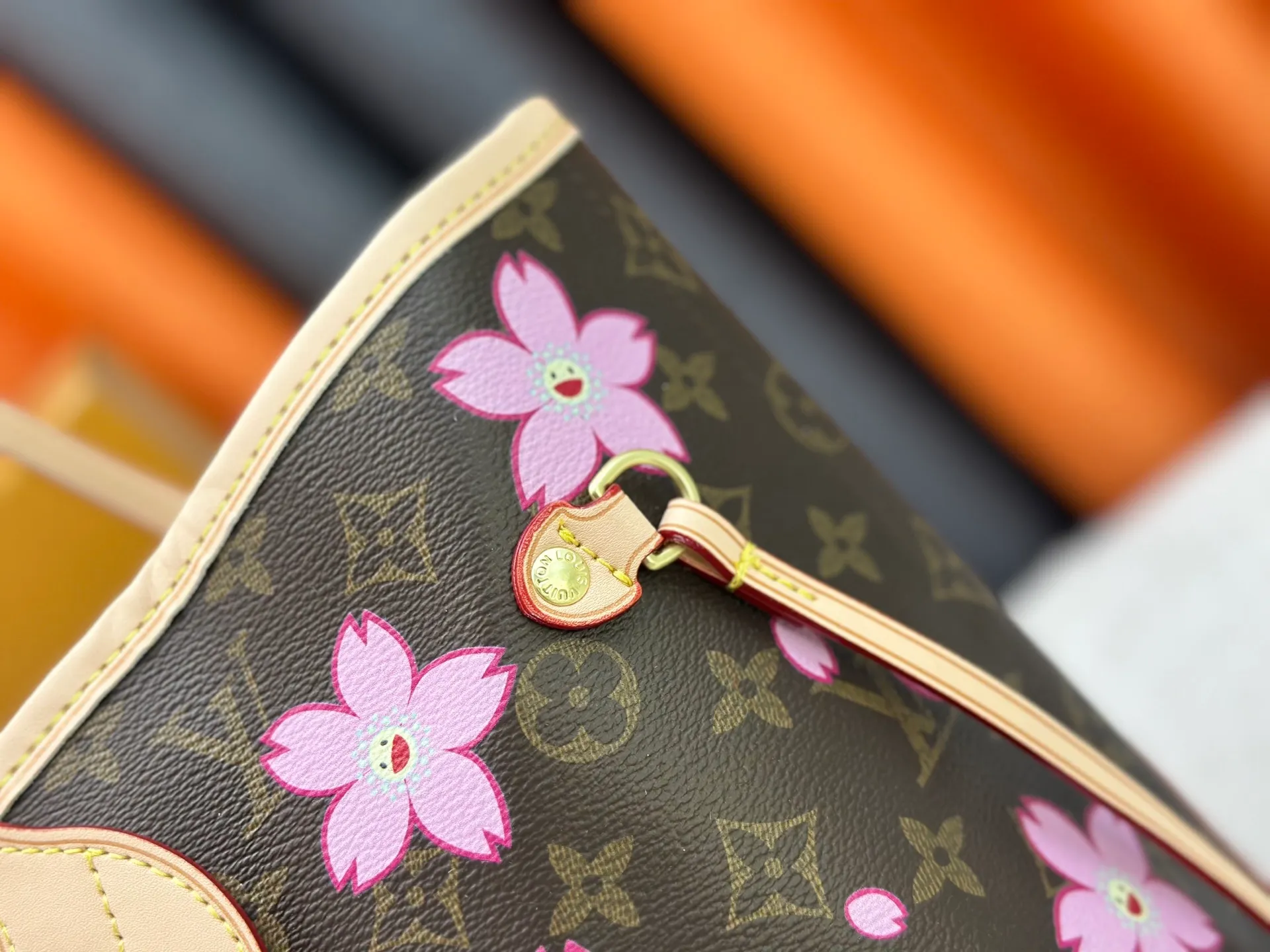 P260 Upgraded Original M40995 M17088 Murakami Takashi Old Flower Sakura🌸The legendary Neverfull medium handbag: always able to meet your various needs for handbags. It has a large capacity but is not bulky. It is stiff and soft to the touch, making it suitable for home and travel. Tighten the side ties and it instantly transforms into a stylish urban handbag. Loosen the straps and it transforms into a chic and practical handbag. The slender leather handle can be carried over the shoulder or between the arms. The model shown here is made of Damier Azur canvas. Size: 31x28x14cm