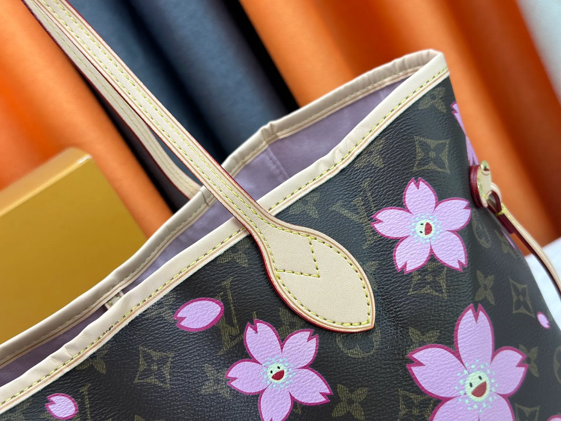 P260 Upgraded Original M40995 M17088 Murakami Takashi Old Flower Sakura🌸The legendary Neverfull medium handbag: always able to meet your various needs for handbags. It has a large capacity but is not bulky. It is stiff and soft to the touch, making it suitable for home and travel. Tighten the side ties and it instantly transforms into a stylish urban handbag. Loosen the straps and it transforms into a chic and practical handbag. The slender leather handle can be carried over the shoulder or between the arms. The model shown here is made of Damier Azur canvas. Size: 31x28x14cm