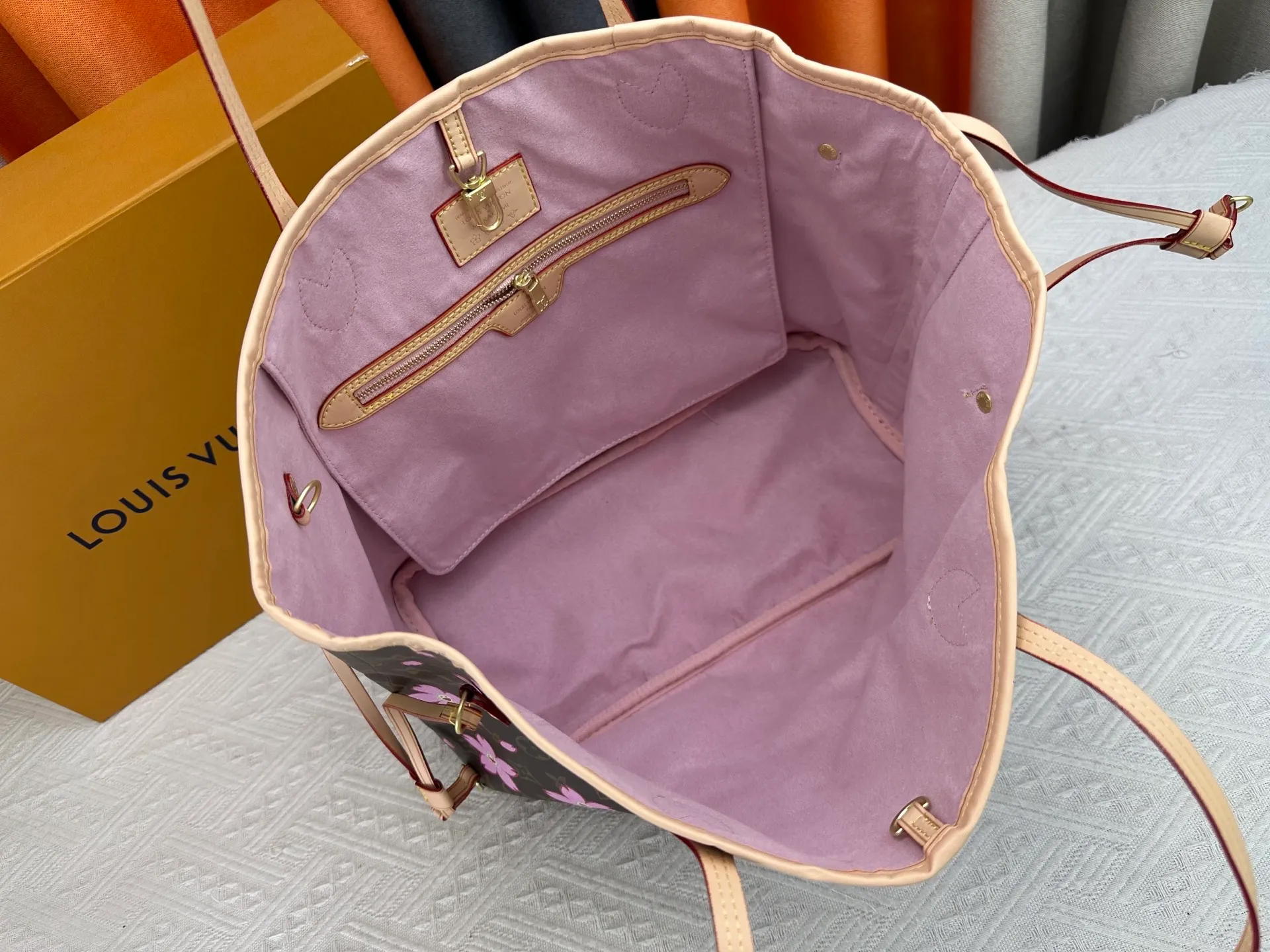 P260 Upgraded Original M40995 M17088 Murakami Takashi Old Flower Sakura🌸The legendary Neverfull medium handbag: always able to meet your various needs for handbags. It has a large capacity but is not bulky. It is stiff and soft to the touch, making it suitable for home and travel. Tighten the side ties and it instantly transforms into a stylish urban handbag. Loosen the straps and it transforms into a chic and practical handbag. The slender leather handle can be carried over the shoulder or between the arms. The model shown here is made of Damier Azur canvas. Size: 31x28x14cm