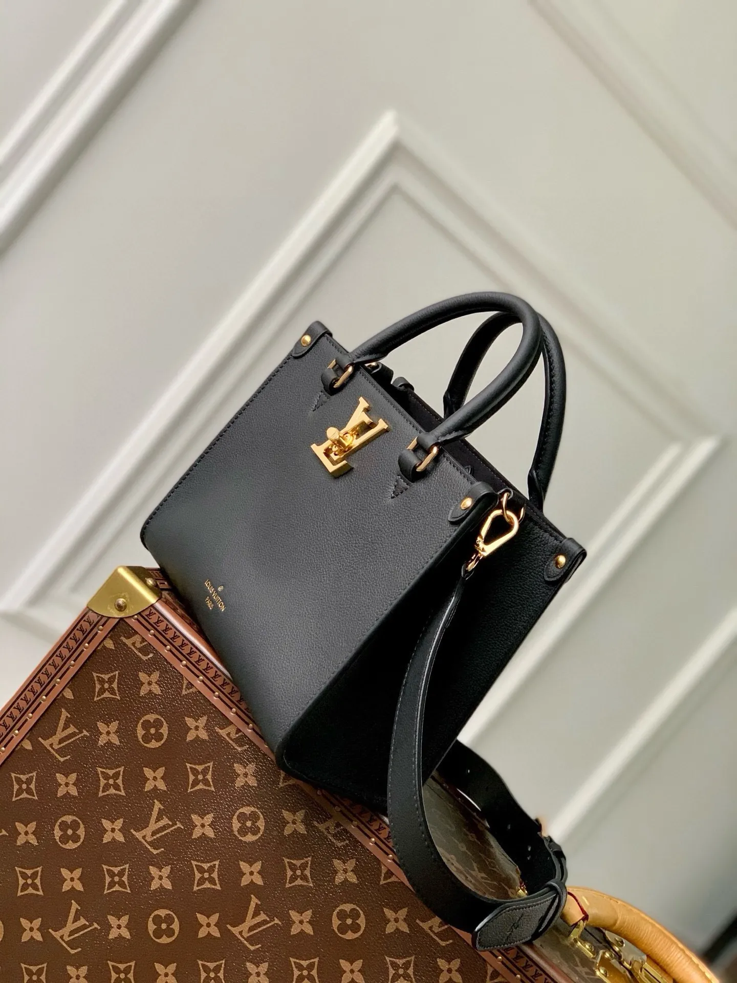💰1180 (top-grain leather) top-quality original M22311, this Lock & Go handbag conveys trendy style with fashionable design and exquisite details. Smooth grained cow leather is accented with details such as LV turnbuckles, engraved rivets and hot-stamped Louis Vuitton logos. The top handle and adjustable and removable shoulder strap allow for comfortable shoulder or cross-body wear, making it perfect for everyday use. 24.5 x 19.0 x 10.5 cm (length x height x width)