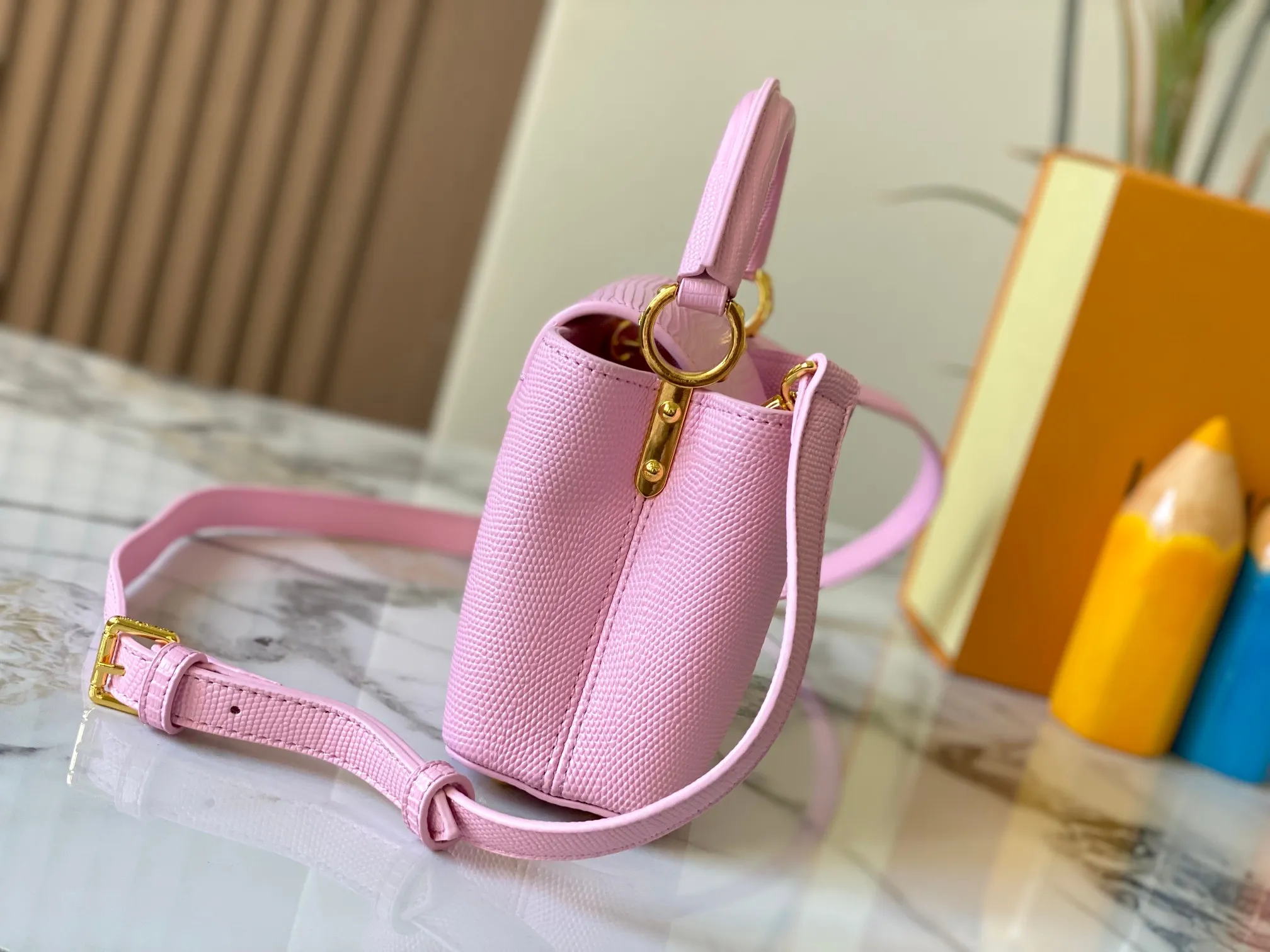 Top original P420 Guangzhou product M99527 pink lizard gold buckle This Capucines mini handbag is wrapped in gorgeous lizard leather and lined with fine sheepskin, embellished with dazzling metal parts. The flip cover reads LV letters inside, and a Monogram flower blooms when turned out. Its compact size makes it a dazzling choice for evening occasions. Detailed features 21 x 14 x 8 cm (length x height x width)