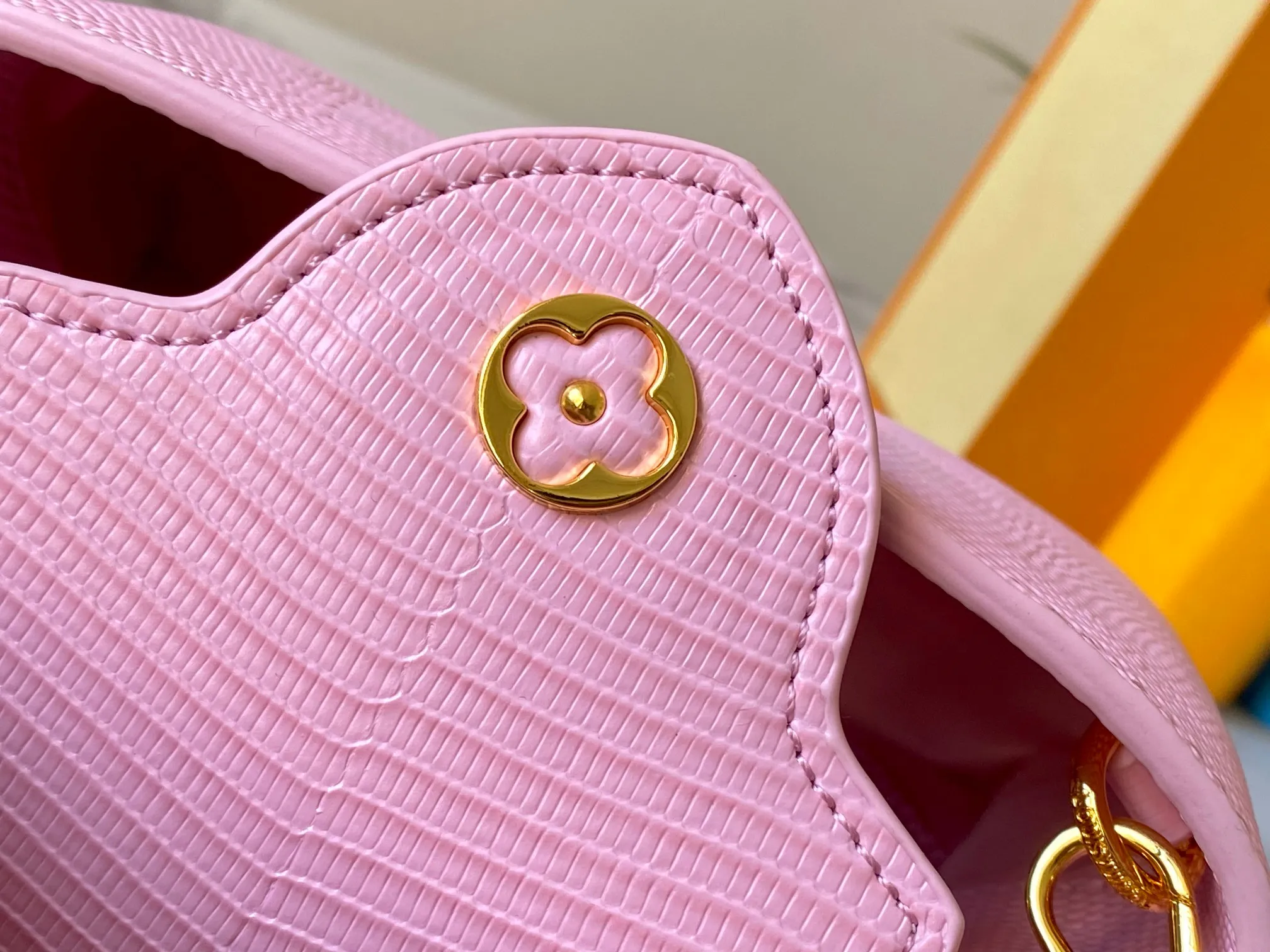 Top original P420 Guangzhou product M99527 pink lizard gold buckle This Capucines mini handbag is wrapped in gorgeous lizard leather and lined with fine sheepskin, embellished with dazzling metal parts. The flip cover reads LV letters inside, and a Monogram flower blooms when turned out. Its compact size makes it a dazzling choice for evening occasions. Detailed features 21 x 14 x 8 cm (length x height x width)