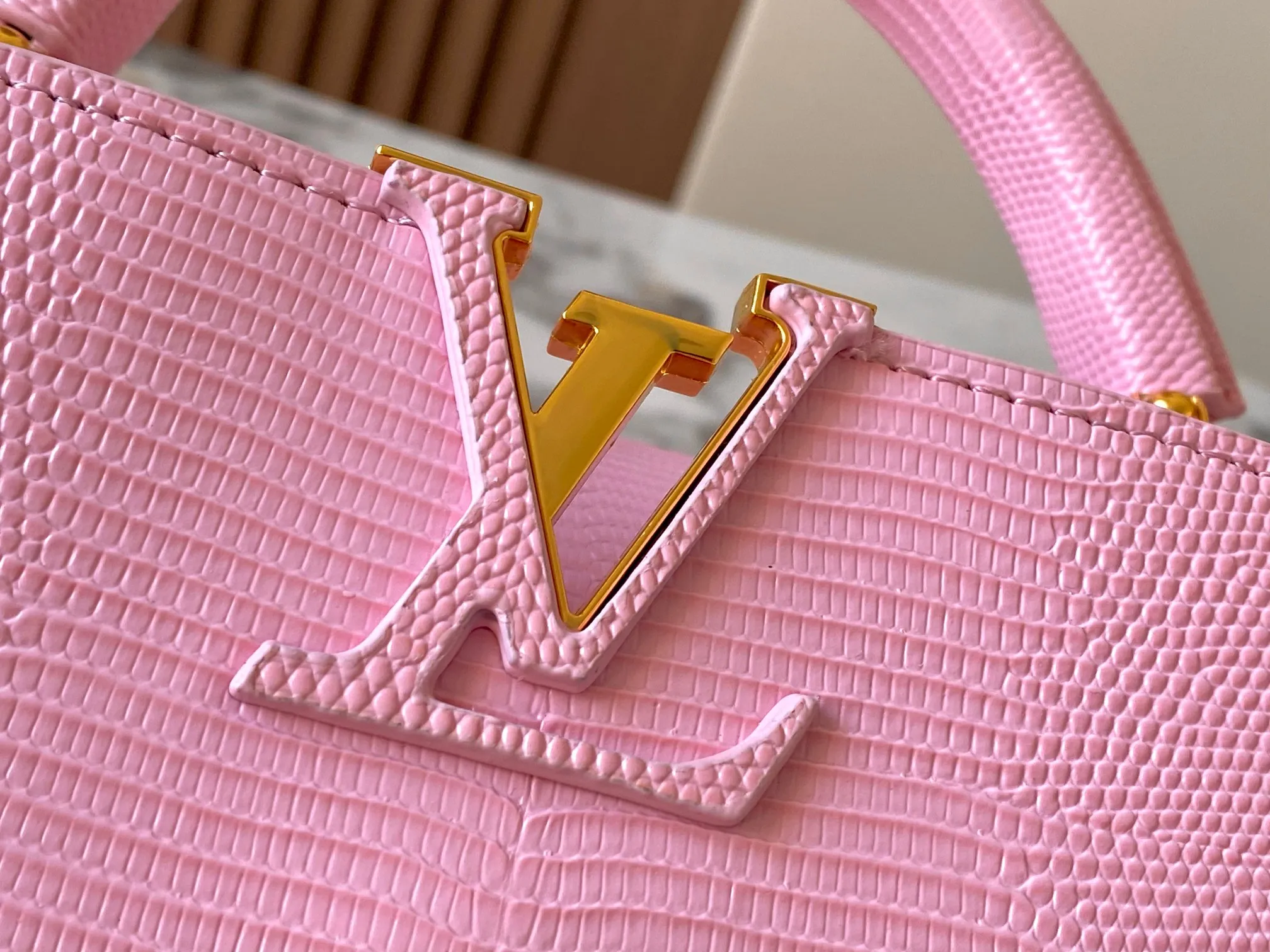Top original P420 Guangzhou product M99527 pink lizard gold buckle This Capucines mini handbag is wrapped in gorgeous lizard leather and lined with fine sheepskin, embellished with dazzling metal parts. The flip cover reads LV letters inside, and a Monogram flower blooms when turned out. Its compact size makes it a dazzling choice for evening occasions. Detailed features 21 x 14 x 8 cm (length x height x width)