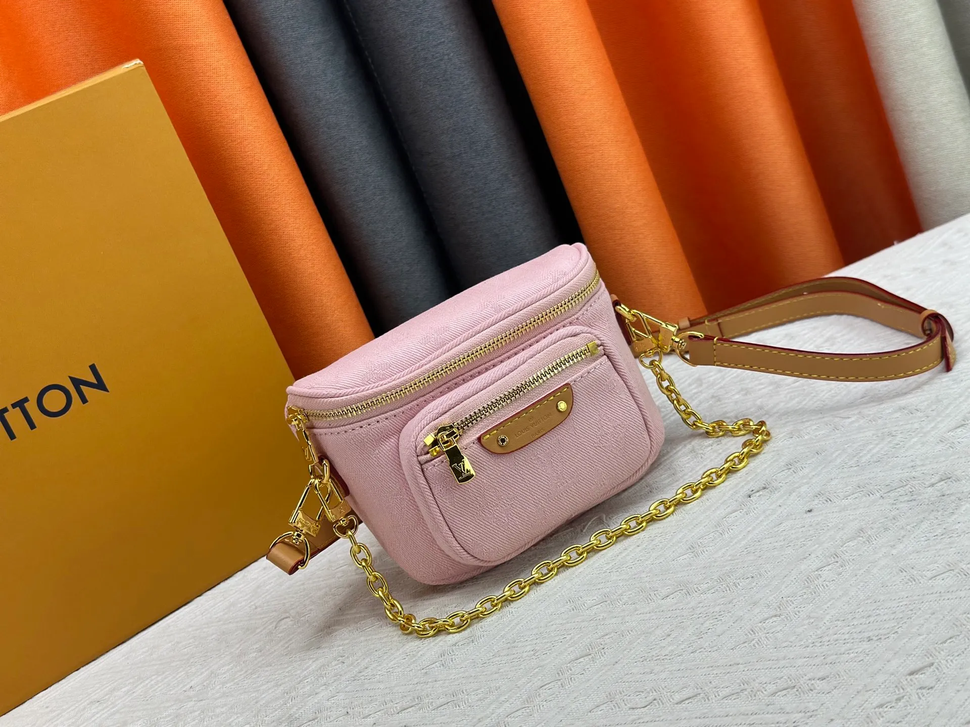 P240 [Exclusive real shot M83353 denim] M83275 white M46917 black M85636 blue M83219 apricot M82335 presbyopia, the Mini Bumbag handbag comes from the LV Gradient series, and the Monogram embossing of Monogram Empreinte leather renders the gradient midsummer color. The on-trend construction features a zipped main compartment and a front pocket with a Louis Vuitton leather label. With the detachable chain and detachable and adjustable shoulder strap, it can be worn as a shoulder or cross-body bag. 17.0 x 12.0 x 9.5 cm (L x H x W) • Monogram Empreinte embossed soft-grained cowhide leather • Textile lining • Metal hardware • Zip closure • Zip front pocket • Shoulder strap: removable, adjustable • Half-length strap: 32.0 cm • Half-length strap adjustable to: 44.0 cm • Chain: Removable • Half-length chain: 20.0 cm