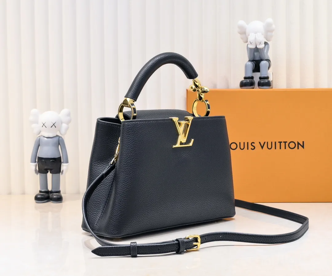 The upgraded version of the P460 M24698 Capucines BB handbag is made of Taurillon cow leather decorated with shiny metal parts, and the LV letters are written in 3D strokes. Metal Monogram flowers bloom quietly on the rolled leather handle, subtly proving the brand's exquisite craftsmanship. The detachable and adjustable leather shoulder strap allows for comfortable shoulder carrying. Detailed features 26.5 x17.5 x9 cm