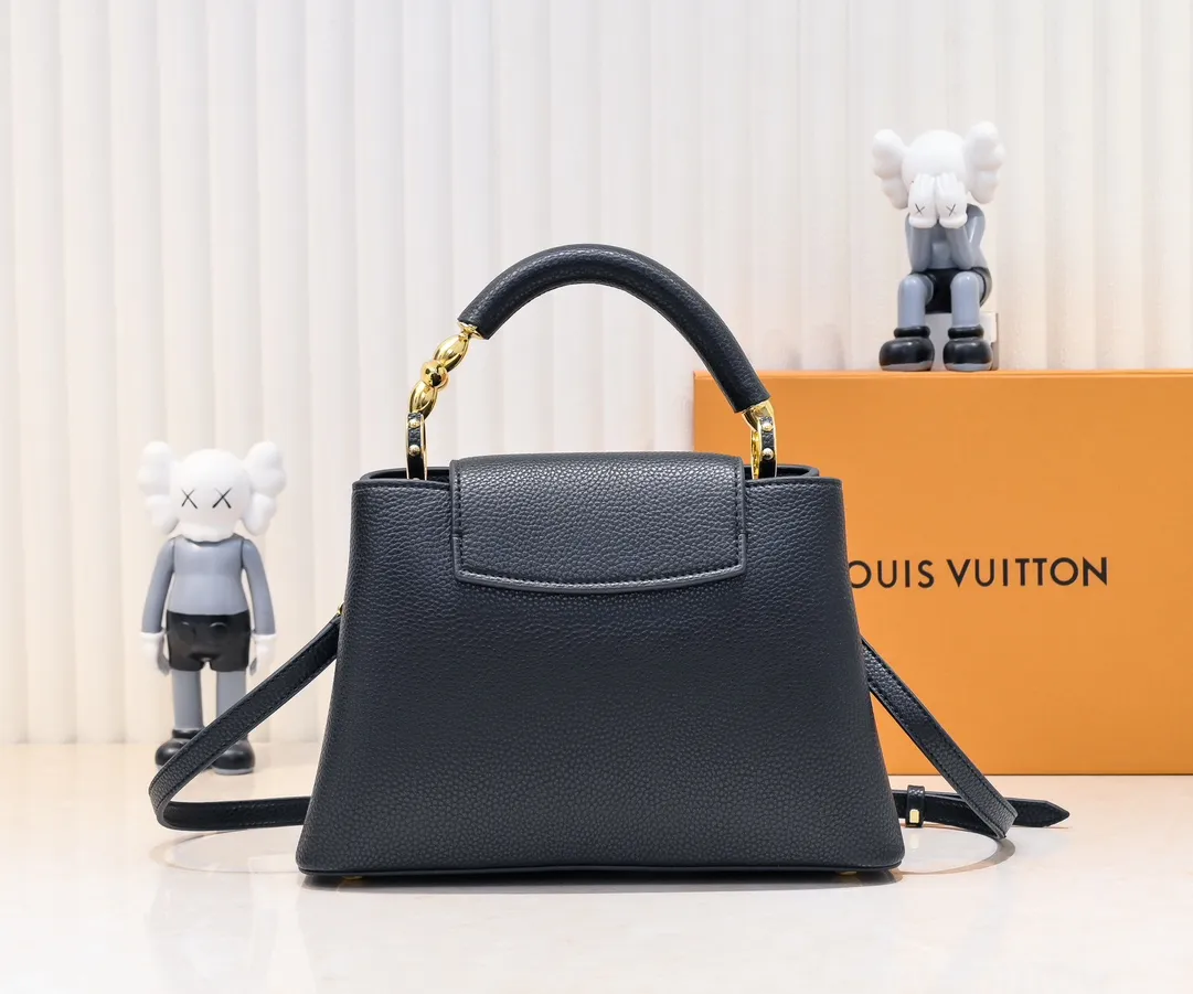 The upgraded version of the P460 M24698 Capucines BB handbag is made of Taurillon cow leather decorated with shiny metal parts, and the LV letters are written in 3D strokes. Metal Monogram flowers bloom quietly on the rolled leather handle, subtly proving the brand's exquisite craftsmanship. The detachable and adjustable leather shoulder strap allows for comfortable shoulder carrying. Detailed features 26.5 x17.5 x9 cm