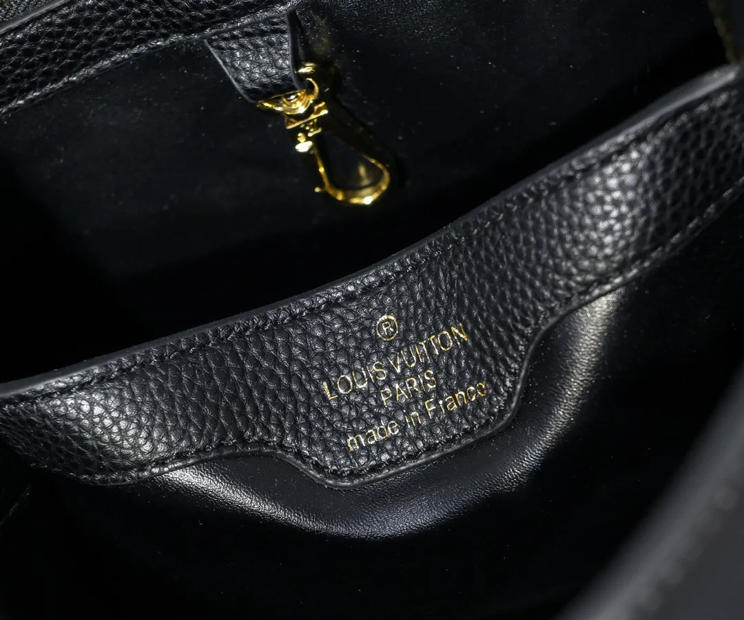 The upgraded version of the P460 M24698 Capucines BB handbag is made of Taurillon cow leather decorated with shiny metal parts, and the LV letters are written in 3D strokes. Metal Monogram flowers bloom quietly on the rolled leather handle, subtly proving the brand's exquisite craftsmanship. The detachable and adjustable leather shoulder strap allows for comfortable shoulder carrying. Detailed features 26.5 x17.5 x9 cm