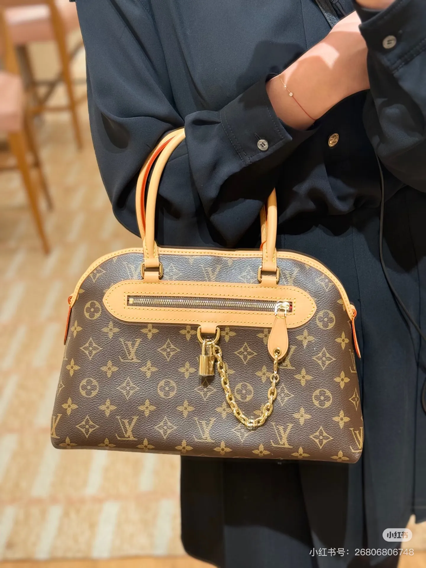 Batch 320💰Large M15208 M25774 This Louis Vuitton Ever More PM handbag is made of classic Monogram canvas, with light-colored cowhide trim, decorated with a metal chain and padlock design, and has both hand and shoulder functions. It is the brand's modern interpretation of retro bags, integrating classic elements and contemporary design, showing an elegant retro style in the 2025 retro trend. It is suitable for daily commuting, leisure and other occasions. It is a fashionable and practical item. Large size: 35x22x15cm. Small size: 28x18x12cm