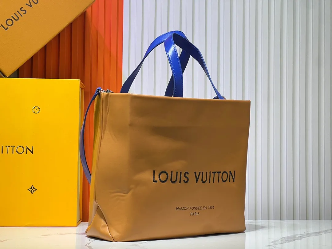 Batch 320💰Medium M24457 This medium Shopper handbag draws inspiration from Louis Vuitton shopping bags, with the words Louis Vuitton and Maison Fondée En 1854 written on soft cow leather, with a top handle and a detachable shoulder strap. Dimensions: 34x31x14cm