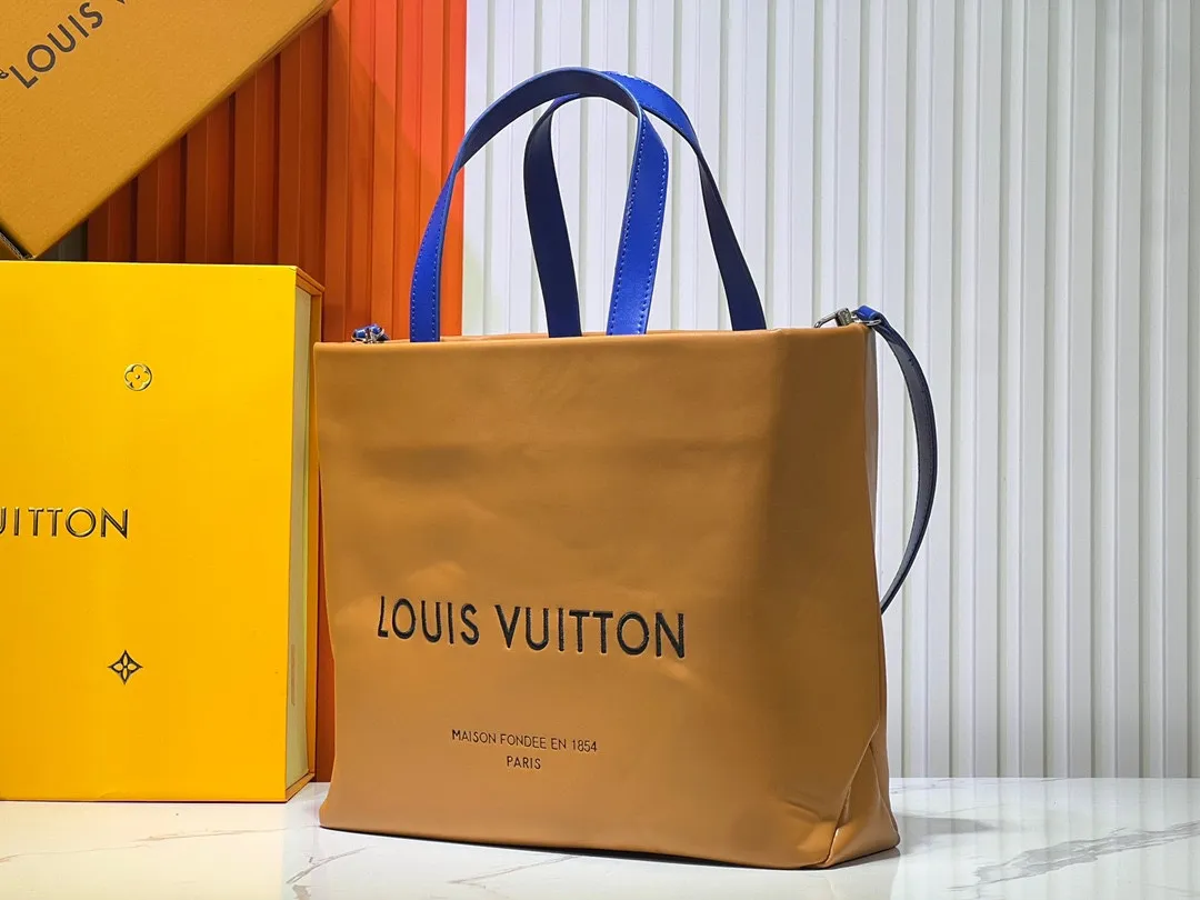 Batch 320💰Medium M24457 This medium Shopper handbag draws inspiration from Louis Vuitton shopping bags, with the words Louis Vuitton and Maison Fondée En 1854 written on soft cow leather, with a top handle and a detachable shoulder strap. Dimensions: 34x31x14cm