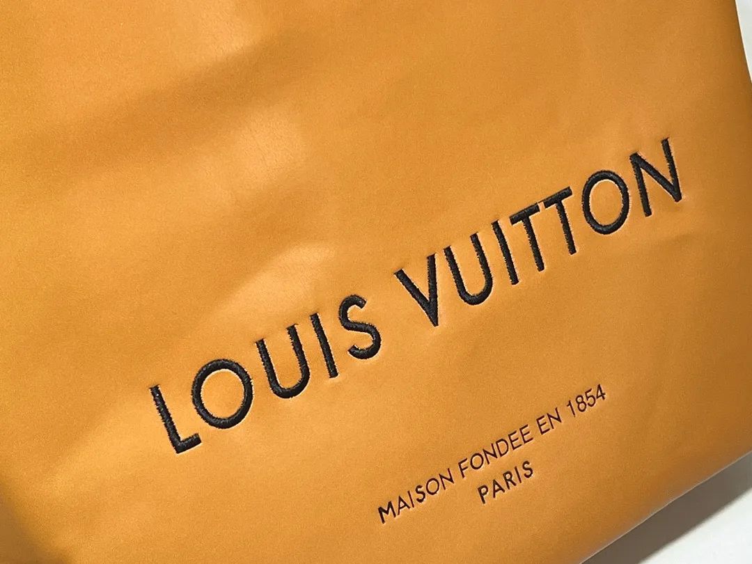 Batch 320💰Medium M24457 This medium Shopper handbag draws inspiration from Louis Vuitton shopping bags, with the words Louis Vuitton and Maison Fondée En 1854 written on soft cow leather, with a top handle and a detachable shoulder strap. Dimensions: 34x31x14cm