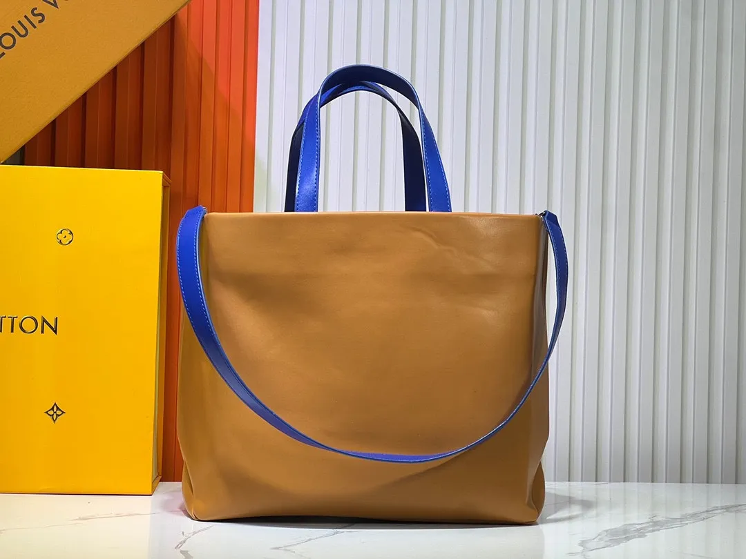 Batch 320💰Medium M24457 This medium Shopper handbag draws inspiration from Louis Vuitton shopping bags, with the words Louis Vuitton and Maison Fondée En 1854 written on soft cow leather, with a top handle and a detachable shoulder strap. Dimensions: 34x31x14cm