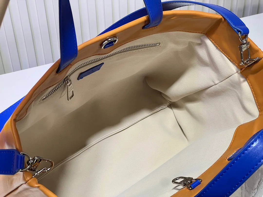 Batch 320💰Medium M24457 This medium Shopper handbag draws inspiration from Louis Vuitton shopping bags, with the words Louis Vuitton and Maison Fondée En 1854 written on soft cow leather, with a top handle and a detachable shoulder strap. Dimensions: 34x31x14cm