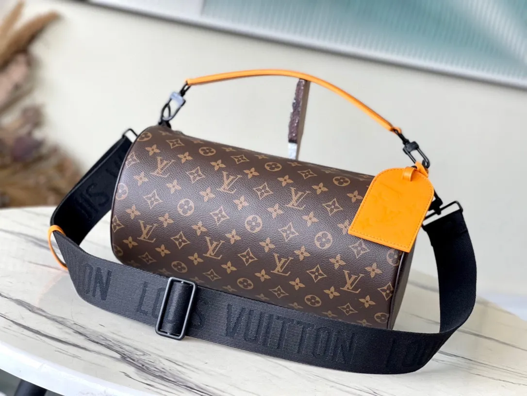 💰800 Top Original M46691 Yellow Leather This Soft Polochon handbag combines Monogram Macassar canvas and bright leather details to make the unique cylindrical outline more modern, providing an alternative new way to carry daily needs. The form-fitting design features removable leather handles and a removable and adjustable fabric shoulder strap for versatile travel options. Detailed features 33 x 17 x 17 cm (length x height x width)