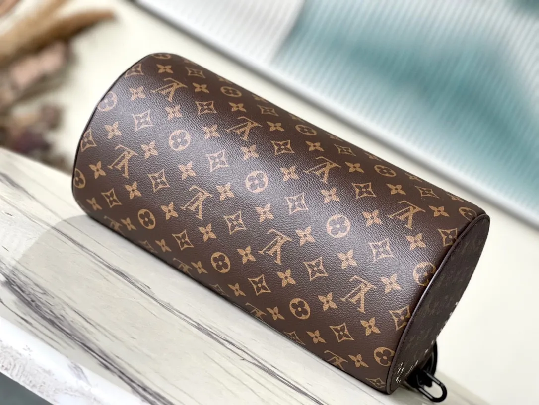 💰800 Top Original M46691 Yellow Leather This Soft Polochon handbag combines Monogram Macassar canvas and bright leather details to make the unique cylindrical outline more modern, providing an alternative new way to carry daily needs. The form-fitting design features removable leather handles and a removable and adjustable fabric shoulder strap for versatile travel options. Detailed features 33 x 17 x 17 cm (length x height x width)