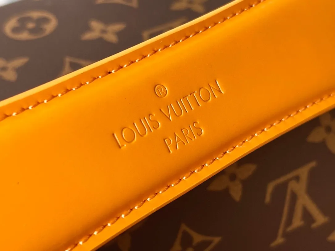 💰800 Top Original M46691 Yellow Leather This Soft Polochon handbag combines Monogram Macassar canvas and bright leather details to make the unique cylindrical outline more modern, providing an alternative new way to carry daily needs. The form-fitting design features removable leather handles and a removable and adjustable fabric shoulder strap for versatile travel options. Detailed features 33 x 17 x 17 cm (length x height x width)