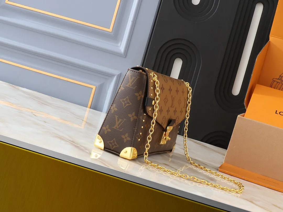 💰280💰Upgraded original M14526 Trunkie handbag combines Monogram canvas and metal rivets, with metallic corners and iconic S-lock lock, highlighting the brand heritage with a retro luggage style. The internal space and zipper pockets make it easy to accommodate daily needs, and the sliding chain shoulder strap expands carrying options. Dimensions: 27.0 x 16.0 x 8.0 cm (length x height x width)
