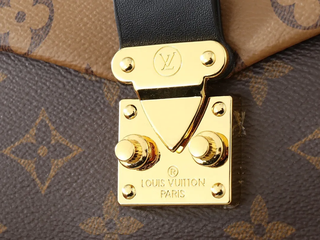 💰280💰Upgraded original M14526 Trunkie handbag combines Monogram canvas and metal rivets, with metallic corners and iconic S-lock lock, highlighting the brand heritage with a retro luggage style. The internal space and zipper pockets make it easy to accommodate daily needs, and the sliding chain shoulder strap expands carrying options. Dimensions: 27.0 x 16.0 x 8.0 cm (length x height x width)
