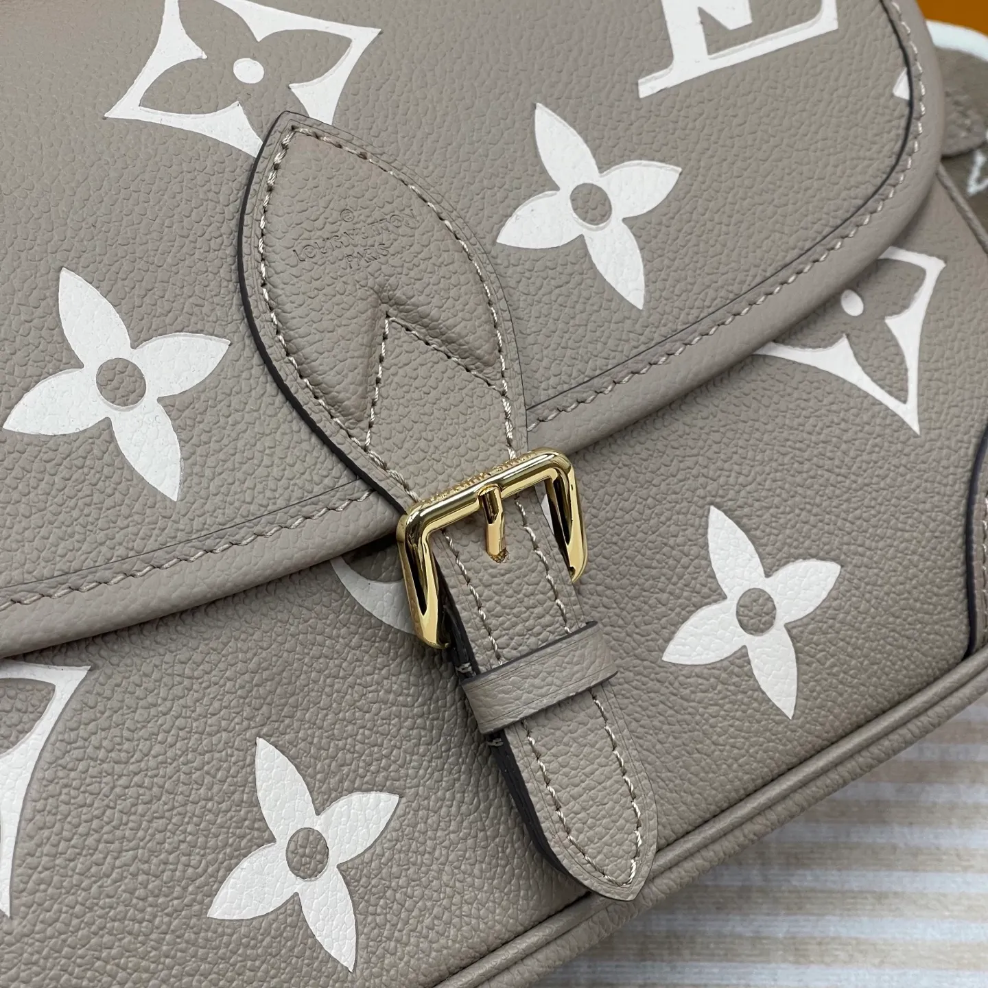 [Upgraded version] P820¥ High quality · Semi-steel hardware · Original single grade · Comes with gift box packaging 🎁Model 46583 · Diane handbag injects elegant tones into Monogram Empreinte embossed cowhide, and uses Yingze metal parts and front buckles to declare a calm style. The detachable leather shoulder strap allows for flexible carrying, and the detachable cross-body strap is accented by Louis Vuitton's signature texture. Dimensions 24 x 15 x 9 cm (length x height x width)