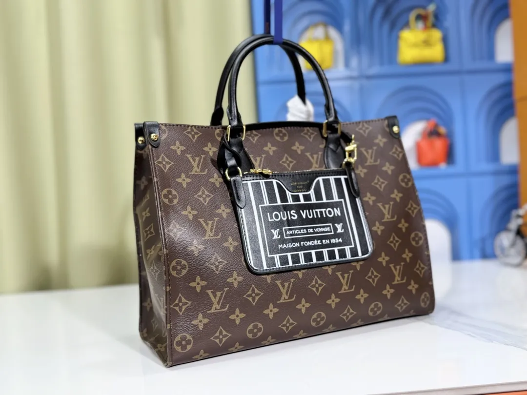 P280💰Upgraded original version 🔥New style🔥M45039 M45321 M44571 This Onthego medium handbag is decorated with classic Monogram canvas and Monogram Reverse canvas on both sides, presenting different styles at will. Toron's dual handles and shoulder strap allow for a variety of carrying options. Dimensions: 34.0 x 26.0 x 13.0 cm (length x height x width)