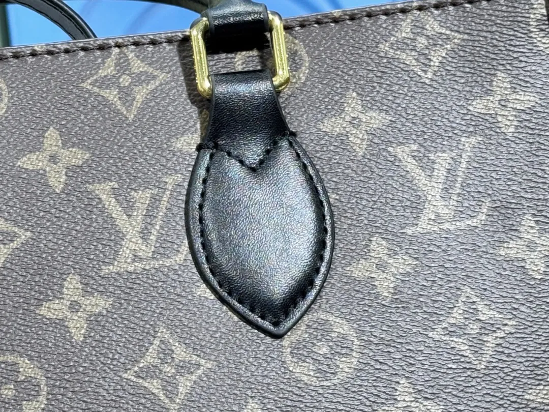 P280💰Upgraded original version 🔥New style🔥M45039 M45321 M44571 This Onthego medium handbag is decorated with classic Monogram canvas and Monogram Reverse canvas on both sides, presenting different styles at will. Toron's dual handles and shoulder strap allow for a variety of carrying options. Dimensions: 34.0 x 26.0 x 13.0 cm (length x height x width)
