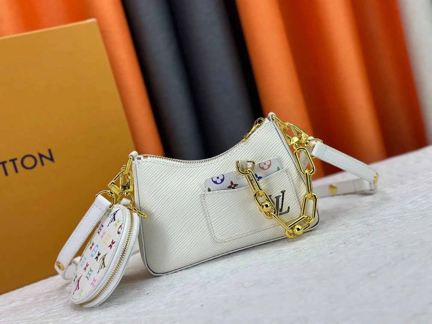 P260 M13099 This Marellini handbag is made of rich-texture Epi leather to create a delicate structure with ample space to store daily necessities such as smartphones. The round coin purse and mirror are both made of the colorful Monogram canvas from the Louis Vuitton x Takashi Murakami collaboration series, and are fixed to the bag body with a rough metal chain. Size: 19x13.5x6.5cm