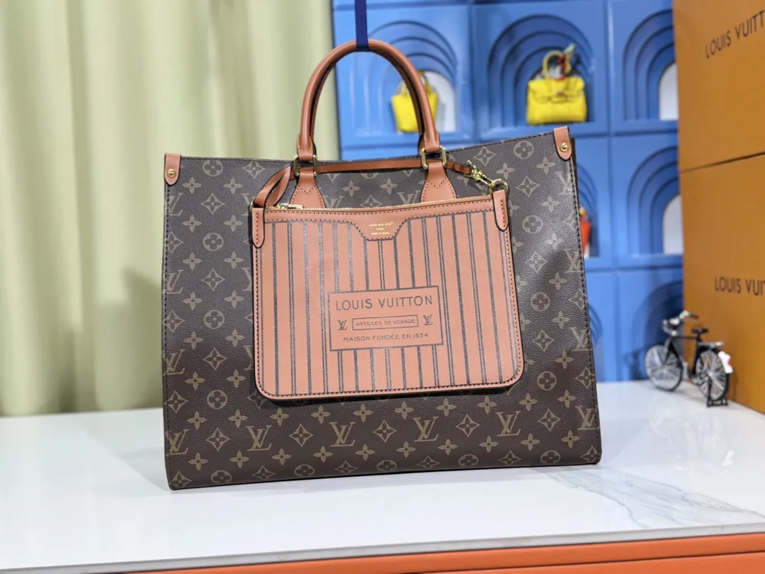 P280💰Upgraded original 🔥New style🔥M45320 M44576 M44571 This Onthego handbag is eye-catching and charming against the backdrop of Monogram Giant canvas. The sides and handles are decorated with Monogram Reverse patterns, and you can see the changes in color and texture in similar fashion. The large size has plenty of room inside, and with the shoulder strap and Toron handle, you can go about your daily life as you please. Dimensions: 41.0 x 34.0 x 19.0 cm (length x height x width)