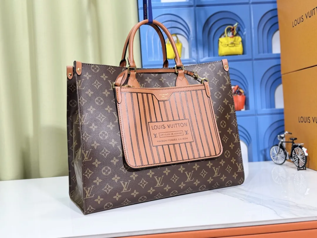 P280💰Upgraded original 🔥New style🔥M45320 M44576 M44571 This Onthego handbag is eye-catching and charming against the backdrop of Monogram Giant canvas. The sides and handles are decorated with Monogram Reverse patterns, and you can see the changes in color and texture in similar fashion. The large size has plenty of room inside, and with the shoulder strap and Toron handle, you can go about your daily life as you please. Dimensions: 41.0 x 34.0 x 19.0 cm (length x height x width)