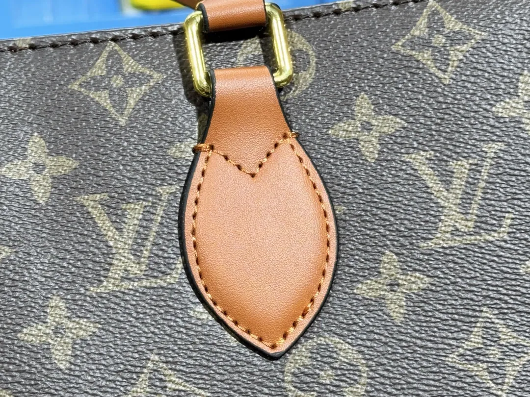 P280💰Upgraded original 🔥New style🔥M45320 M44576 M44571 This Onthego handbag is eye-catching and charming against the backdrop of Monogram Giant canvas. The sides and handles are decorated with Monogram Reverse patterns, and you can see the changes in color and texture in similar fashion. The large size has plenty of room inside, and with the shoulder strap and Toron handle, you can go about your daily life as you please. Dimensions: 41.0 x 34.0 x 19.0 cm (length x height x width)