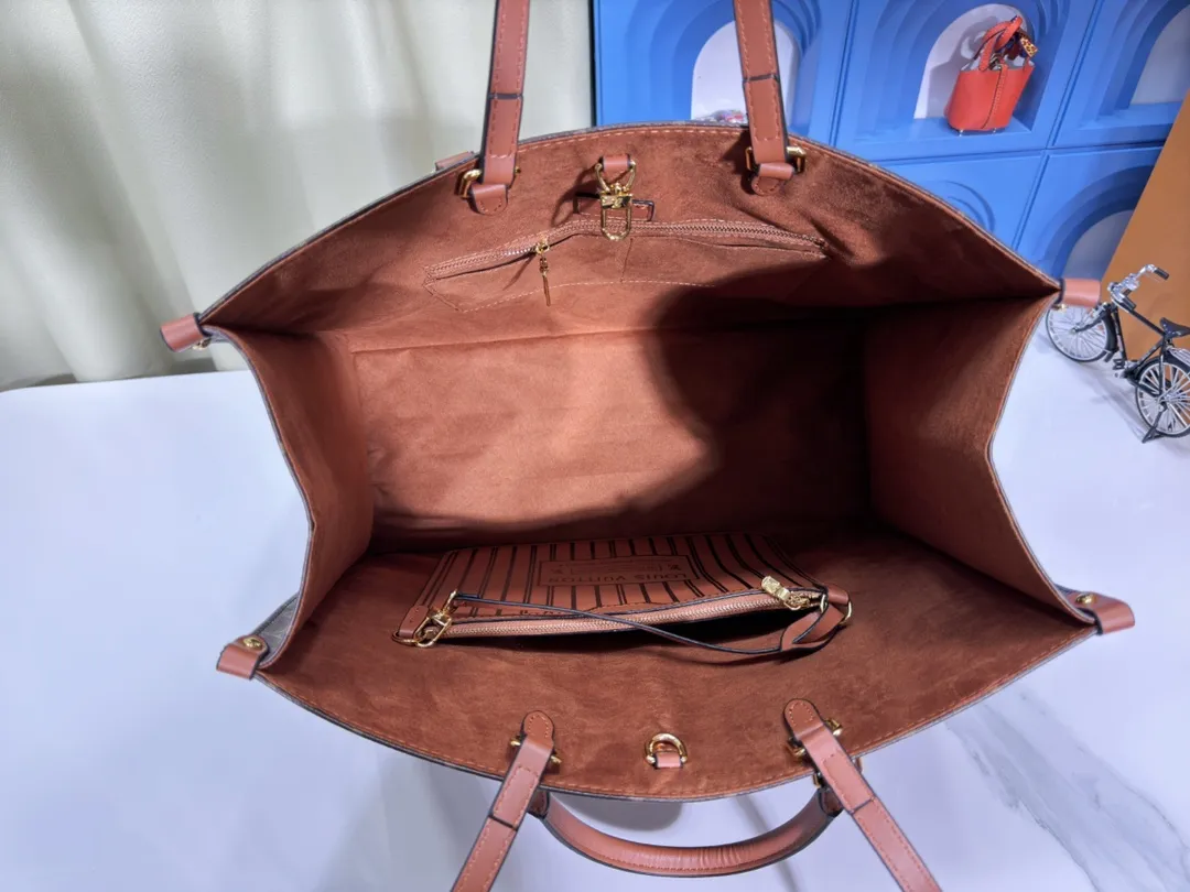 P280💰Upgraded original 🔥New style🔥M45320 M44576 M44571 This Onthego handbag is eye-catching and charming against the backdrop of Monogram Giant canvas. The sides and handles are decorated with Monogram Reverse patterns, and you can see the changes in color and texture in similar fashion. The large size has plenty of room inside, and with the shoulder strap and Toron handle, you can go about your daily life as you please. Dimensions: 41.0 x 34.0 x 19.0 cm (length x height x width)