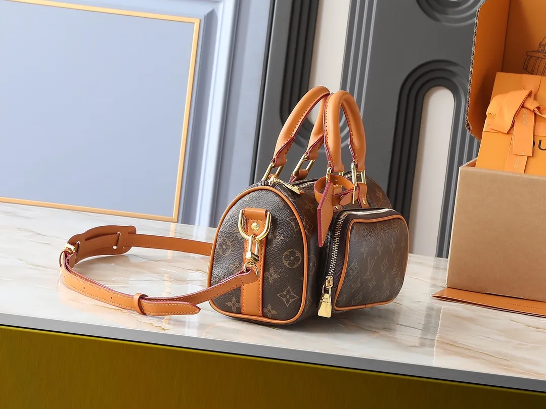 💰260💰Upgraded from the original M14981 M12627 M13988 M46271 This Keepall 25 Cargo handbag is from the Monogram Archive series. It is made of Monogram canvas with distressed cow leather trim, which expresses the retro style. The metallic beaded zipper puller and removable leather nameplate highlight the brand's ingenious details, while the front zipper pocket and main compartment add functional considerations. Dimensions: 25.0 x 15.0 x 11.0 cm (length x height x width)