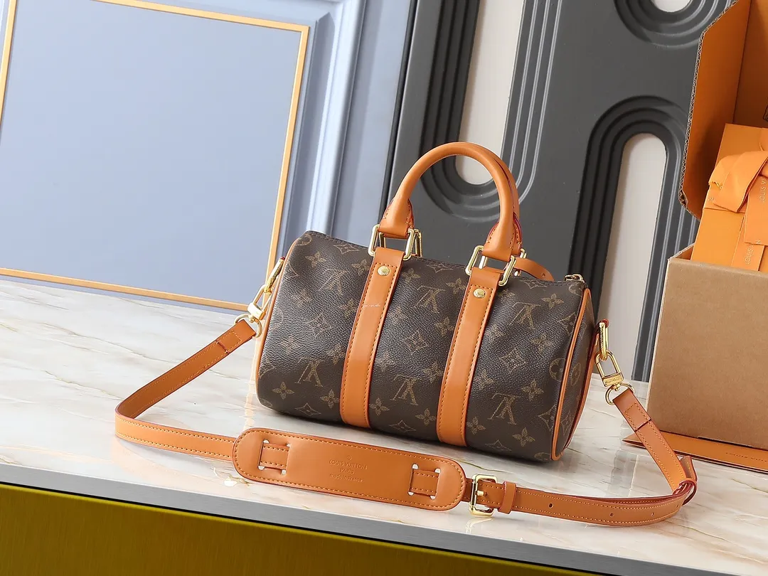 💰260💰Upgraded from the original M14981 M12627 M13988 M46271 This Keepall 25 Cargo handbag is from the Monogram Archive series. It is made of Monogram canvas with distressed cow leather trim, which expresses the retro style. The metallic beaded zipper puller and removable leather nameplate highlight the brand's ingenious details, while the front zipper pocket and main compartment add functional considerations. Dimensions: 25.0 x 15.0 x 11.0 cm (length x height x width)