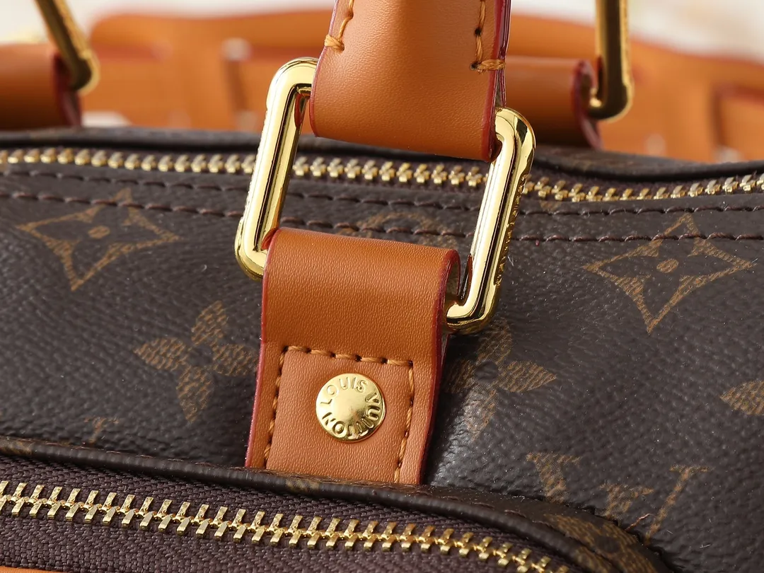 💰260💰Upgraded from the original M14981 M12627 M13988 M46271 This Keepall 25 Cargo handbag is from the Monogram Archive series. It is made of Monogram canvas with distressed cow leather trim, which expresses the retro style. The metallic beaded zipper puller and removable leather nameplate highlight the brand's ingenious details, while the front zipper pocket and main compartment add functional considerations. Dimensions: 25.0 x 15.0 x 11.0 cm (length x height x width)