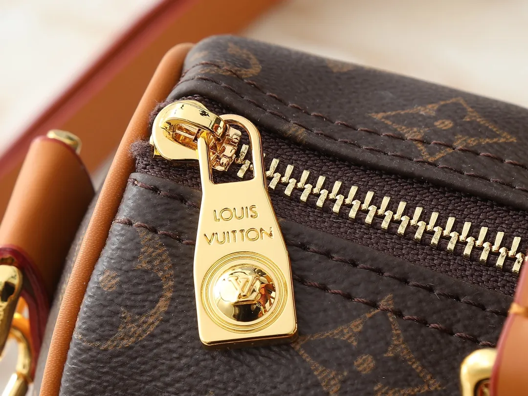 💰260💰Upgraded from the original M14981 M12627 M13988 M46271 This Keepall 25 Cargo handbag is from the Monogram Archive series. It is made of Monogram canvas with distressed cow leather trim, which expresses the retro style. The metallic beaded zipper puller and removable leather nameplate highlight the brand's ingenious details, while the front zipper pocket and main compartment add functional considerations. Dimensions: 25.0 x 15.0 x 11.0 cm (length x height x width)