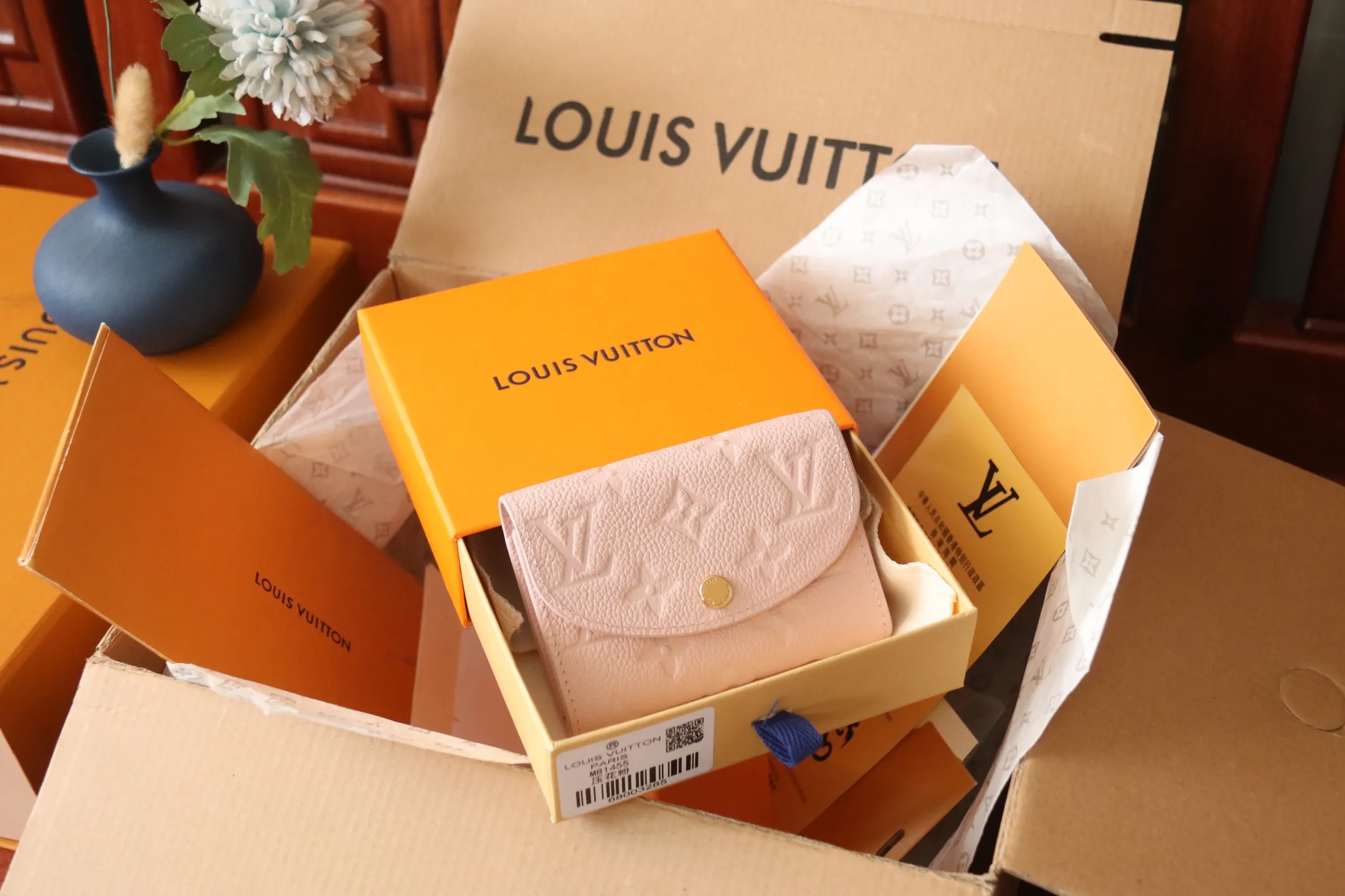 Original quality P340 M81455 pink first-layer cowhide👏👏This Rosalie coin purse is made of Monogram Empreinte embossed soft-grained cowhide. It opens with a rounded flap and has a compact shape. It has a zippered coin pocket, a patch pocket and a card compartment inside. Louis Vuitton logo-engraved snaps secure the closure. Size: 11X8X2.5cm.