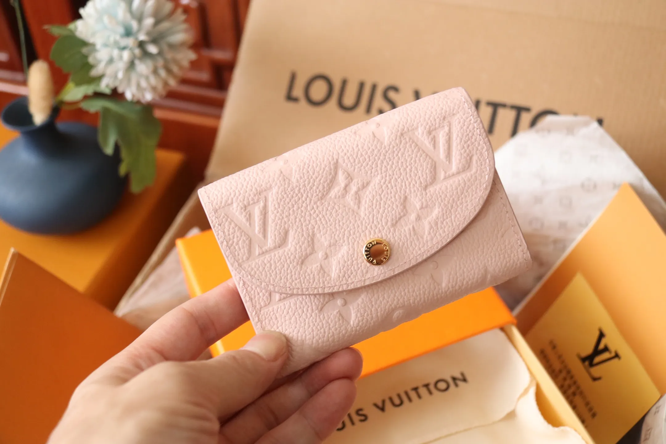 Original quality P340 M81455 pink first-layer cowhide👏👏This Rosalie coin purse is made of Monogram Empreinte embossed soft-grained cowhide. It opens with a rounded flap and has a compact shape. It has a zippered coin pocket, a patch pocket and a card compartment inside. Louis Vuitton logo-engraved snaps secure the closure. Size: 11X8X2.5cm.