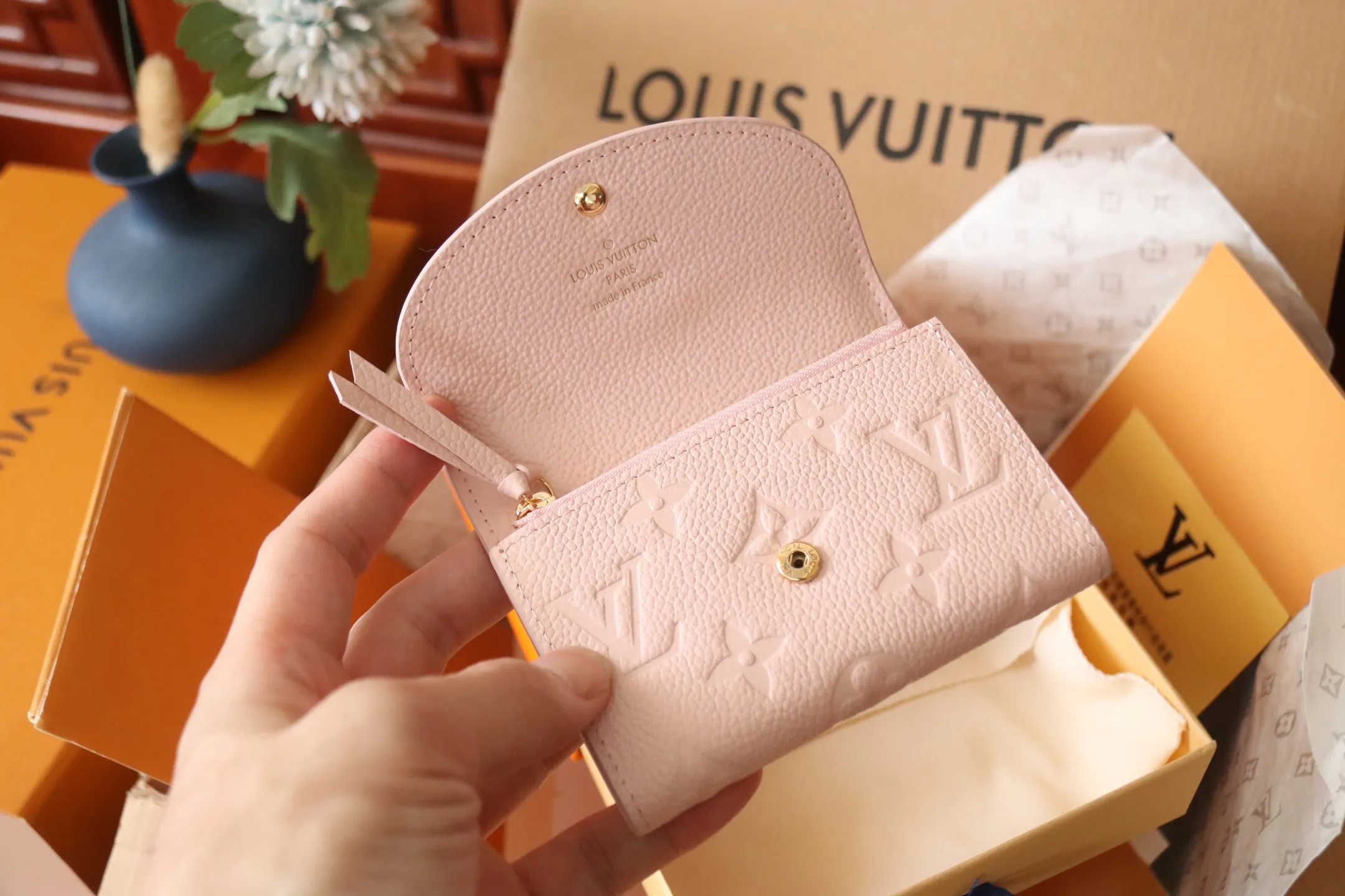 Original quality P340 M81455 pink first-layer cowhide👏👏This Rosalie coin purse is made of Monogram Empreinte embossed soft-grained cowhide. It opens with a rounded flap and has a compact shape. It has a zippered coin pocket, a patch pocket and a card compartment inside. Louis Vuitton logo-engraved snaps secure the closure. Size: 11X8X2.5cm.