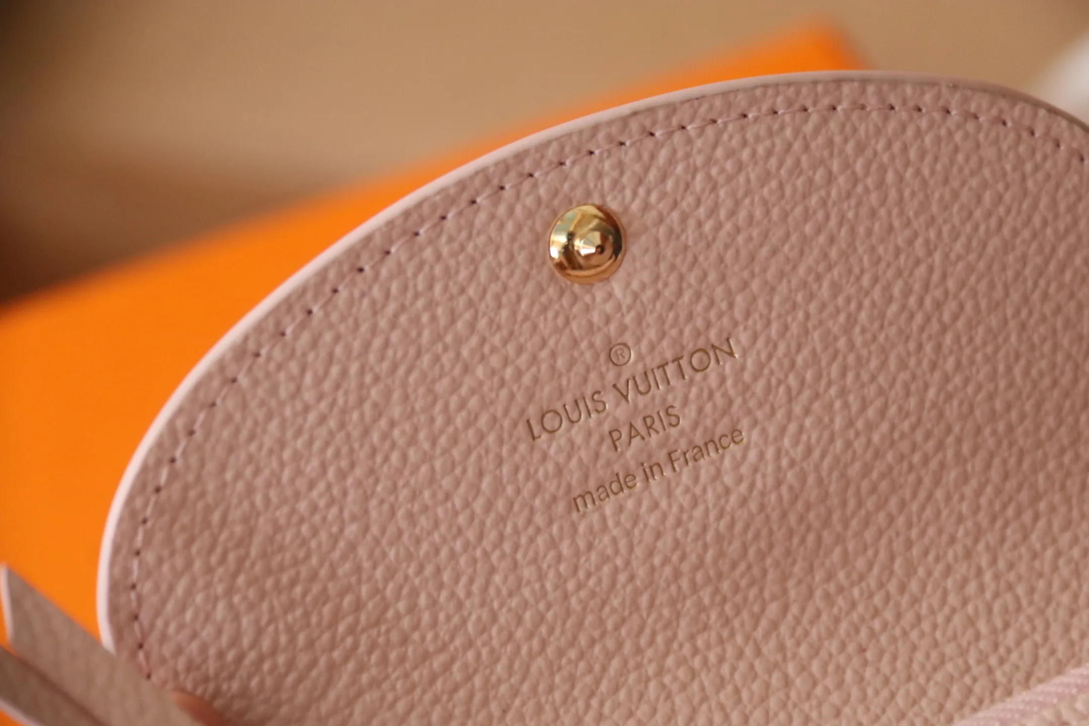 Original quality P340 M81455 pink first-layer cowhide👏👏This Rosalie coin purse is made of Monogram Empreinte embossed soft-grained cowhide. It opens with a rounded flap and has a compact shape. It has a zippered coin pocket, a patch pocket and a card compartment inside. Louis Vuitton logo-engraved snaps secure the closure. Size: 11X8X2.5cm.