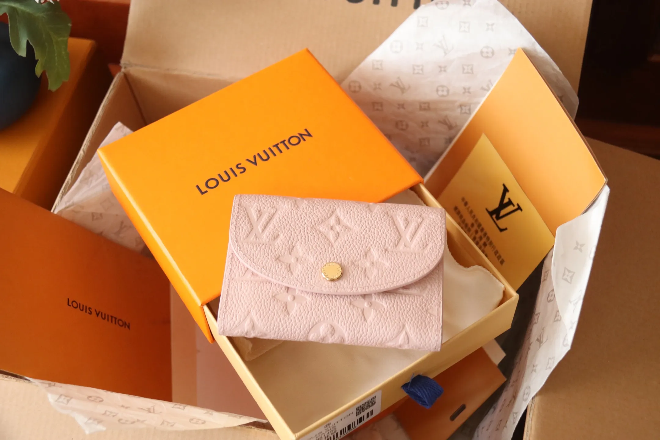 Original quality P340 M81455 pink first-layer cowhide👏👏This Rosalie coin purse is made of Monogram Empreinte embossed soft-grained cowhide. It opens with a rounded flap and has a compact shape. It has a zippered coin pocket, a patch pocket and a card compartment inside. Louis Vuitton logo-engraved snaps secure the closure. Size: 11X8X2.5cm.