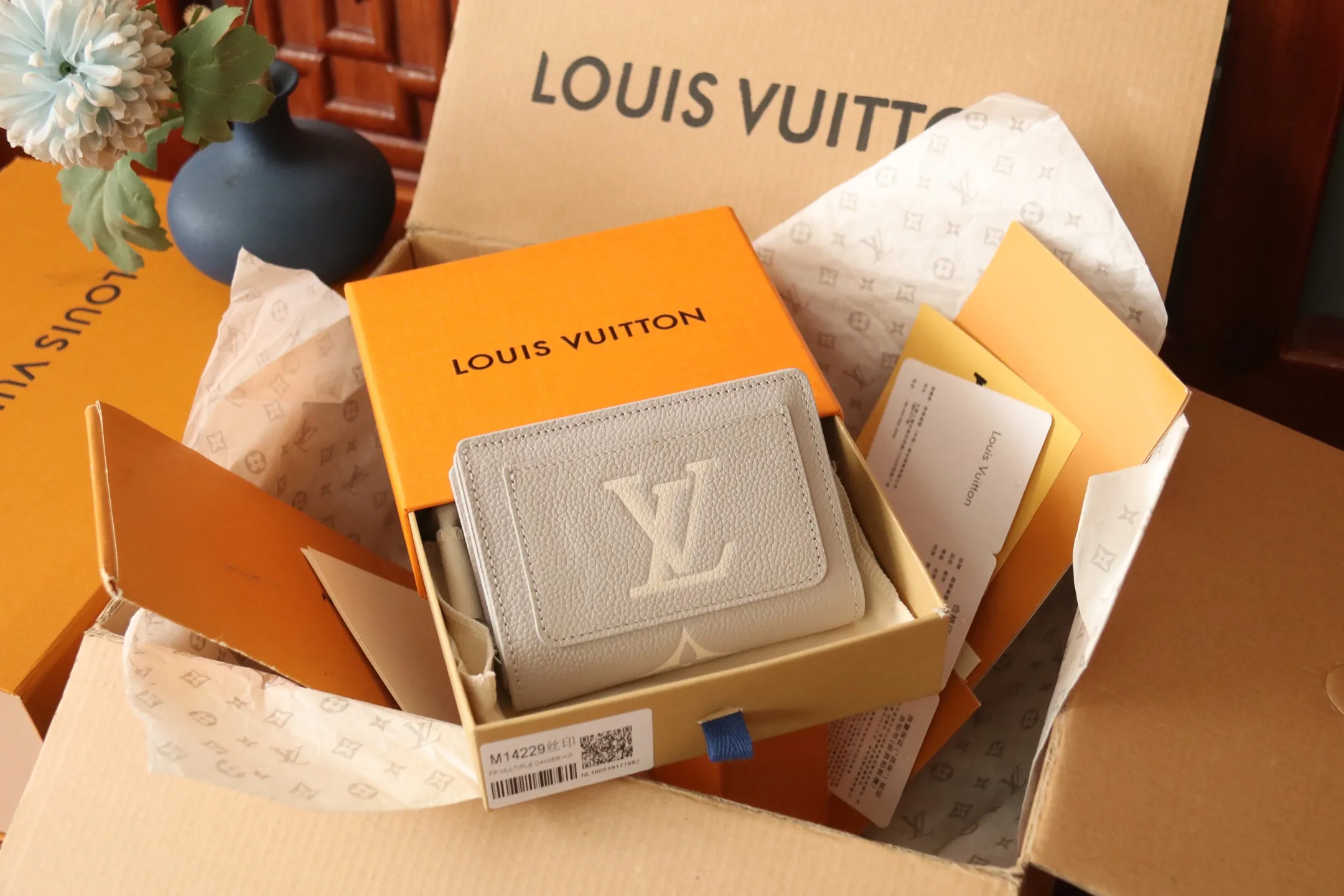 M14153 silk screen gray 💎P540 Cléa wallet is made of Monogram Empreinte soft grained cowhide and decorated with Louis Vuitton's iconic Monogram pattern. This model is known for its stylish design, which is both compact and spacious. It has an outer pocket, a zippered coin pocket, a note compartment and six card slots. Size: 11x8.5x3.5cm.